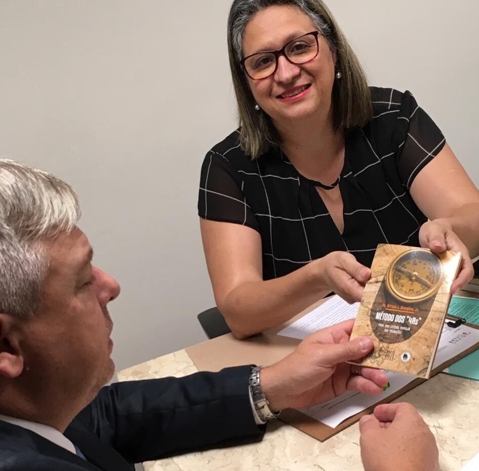 Professora de Chapecó presenteia Fabiano da Luz com livro sobre imigração