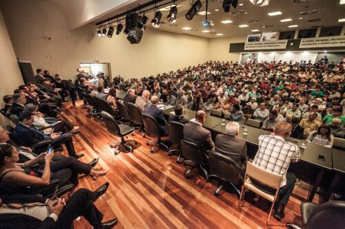 Agricultores lotam Alesc para acompanhar discussão de ICMS dos defensivos