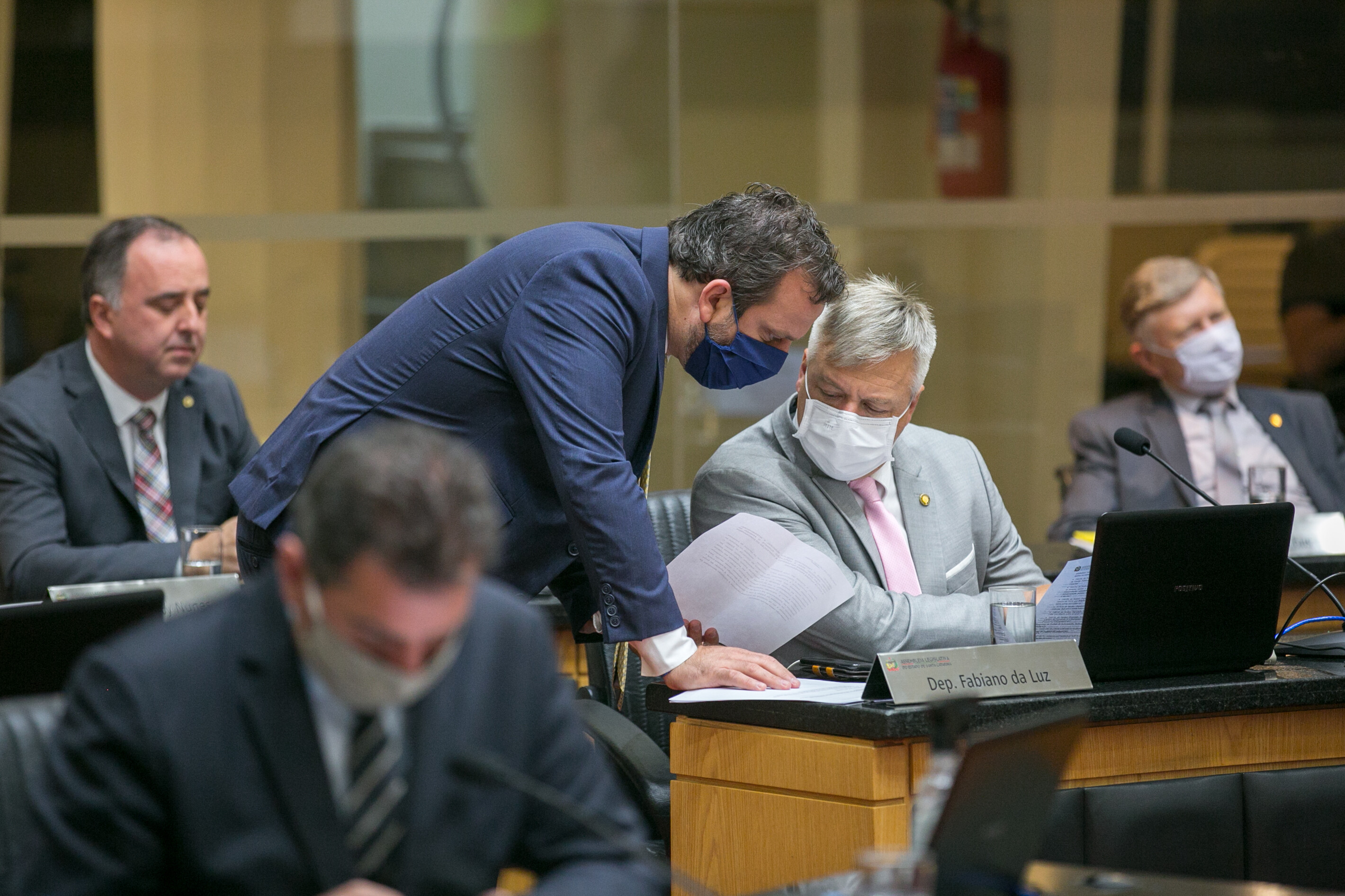 Deputados cobram demissão do secretário da Casa Civil