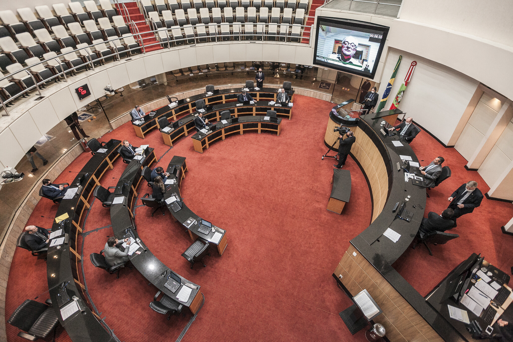 Deputados denunciam contratos e contestam diálogo com Executivo