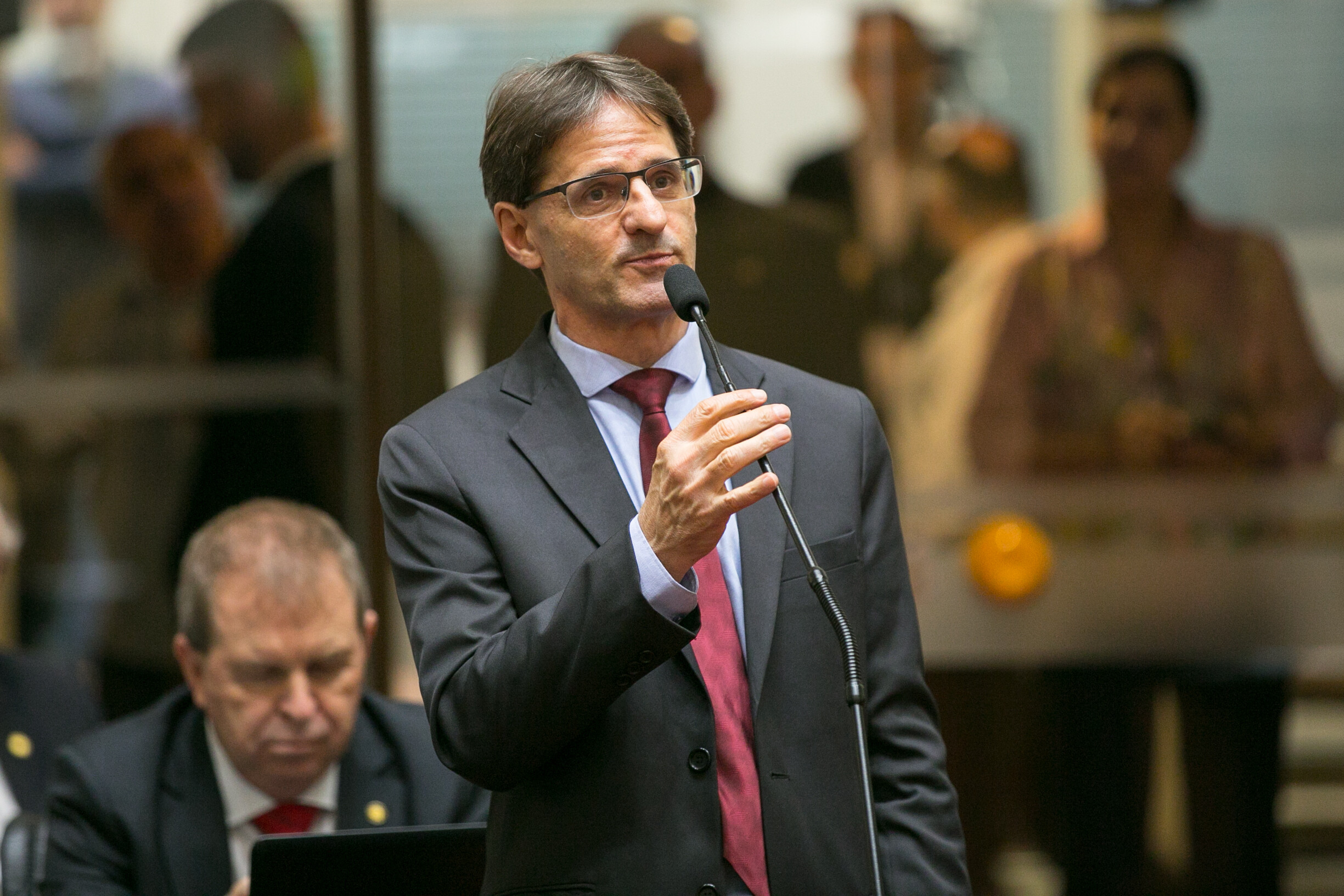 Deputados pedem à OMS intervenção na regulação do mercado de respiradores