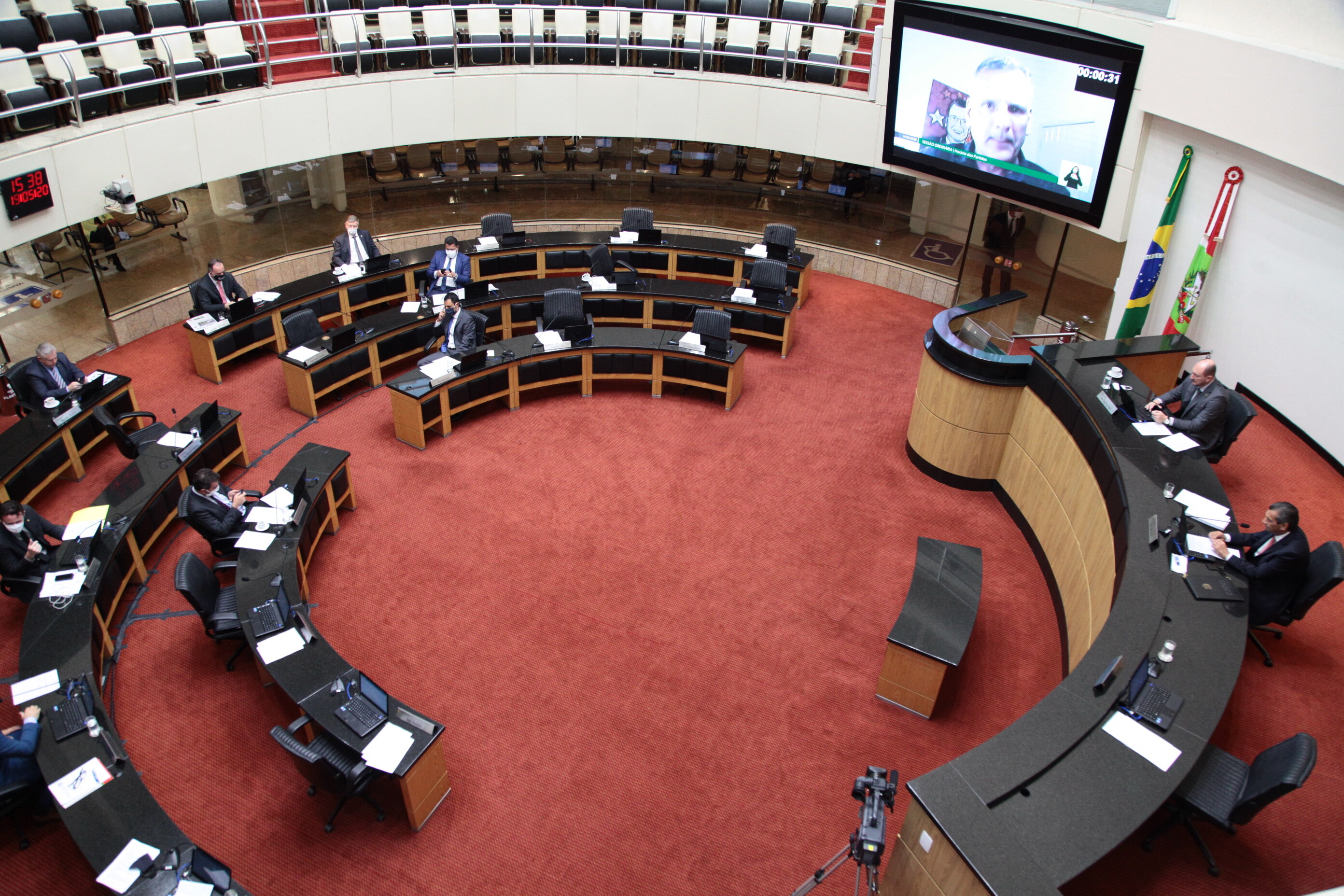 Deputados do PSD e PL criticam dispensas de licitação na SC Par