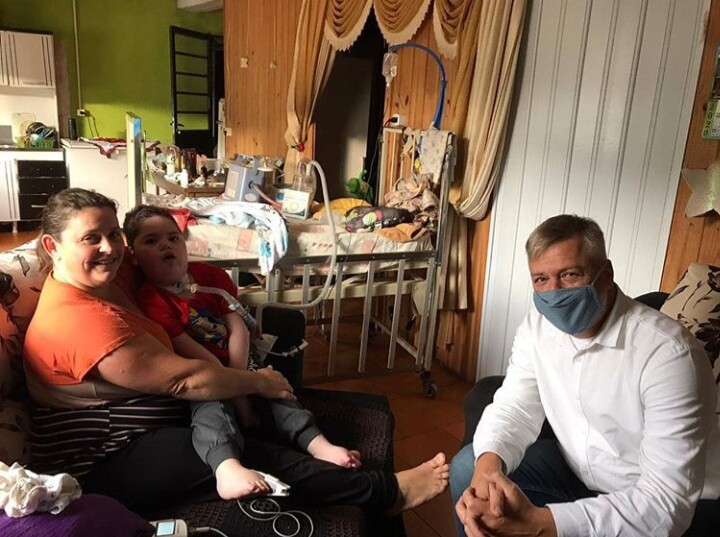 Fabiano da Luz visita Davi, criança que sofre de AME