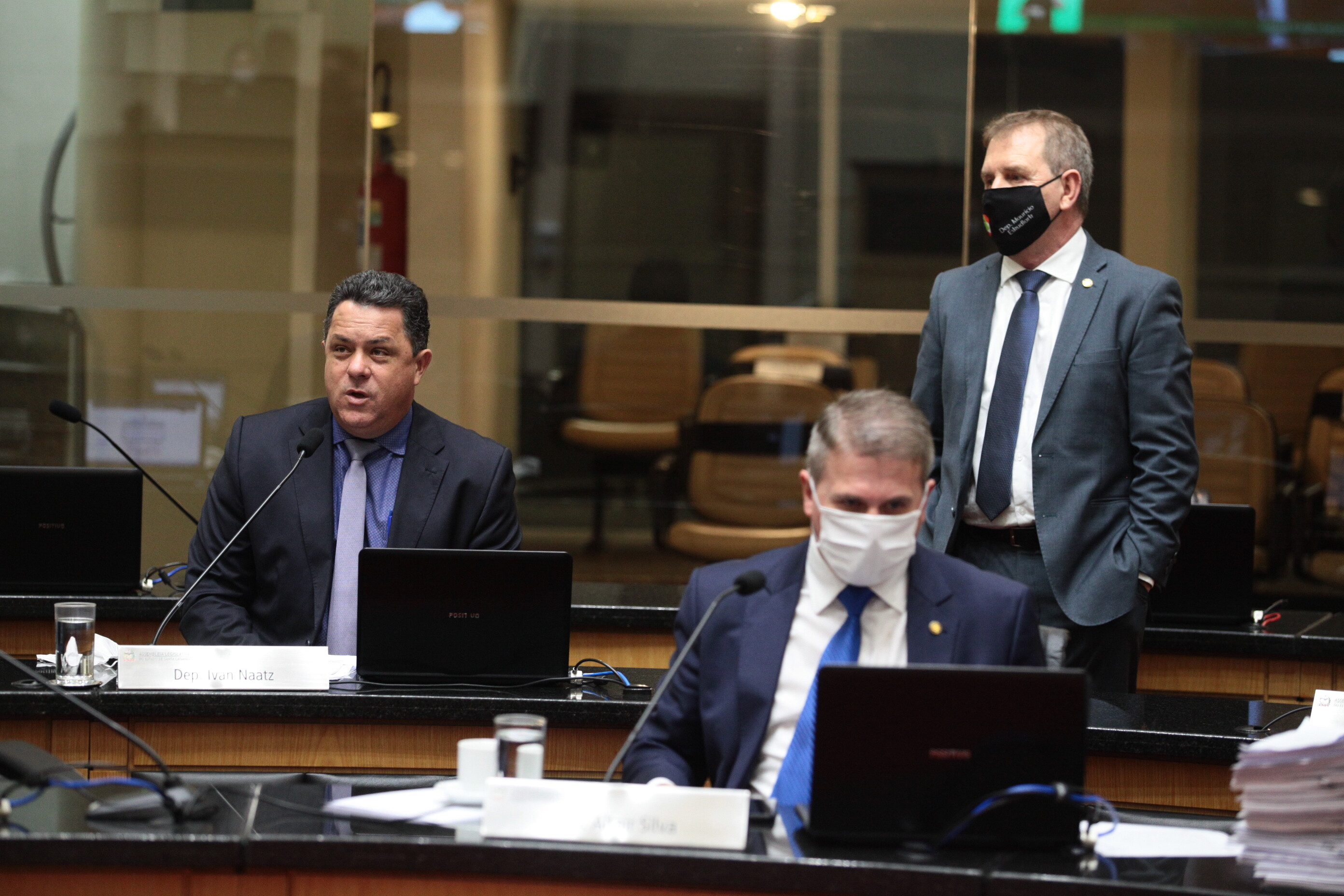 Deputados cobram leitos de UTIs e sobem tom contra governador