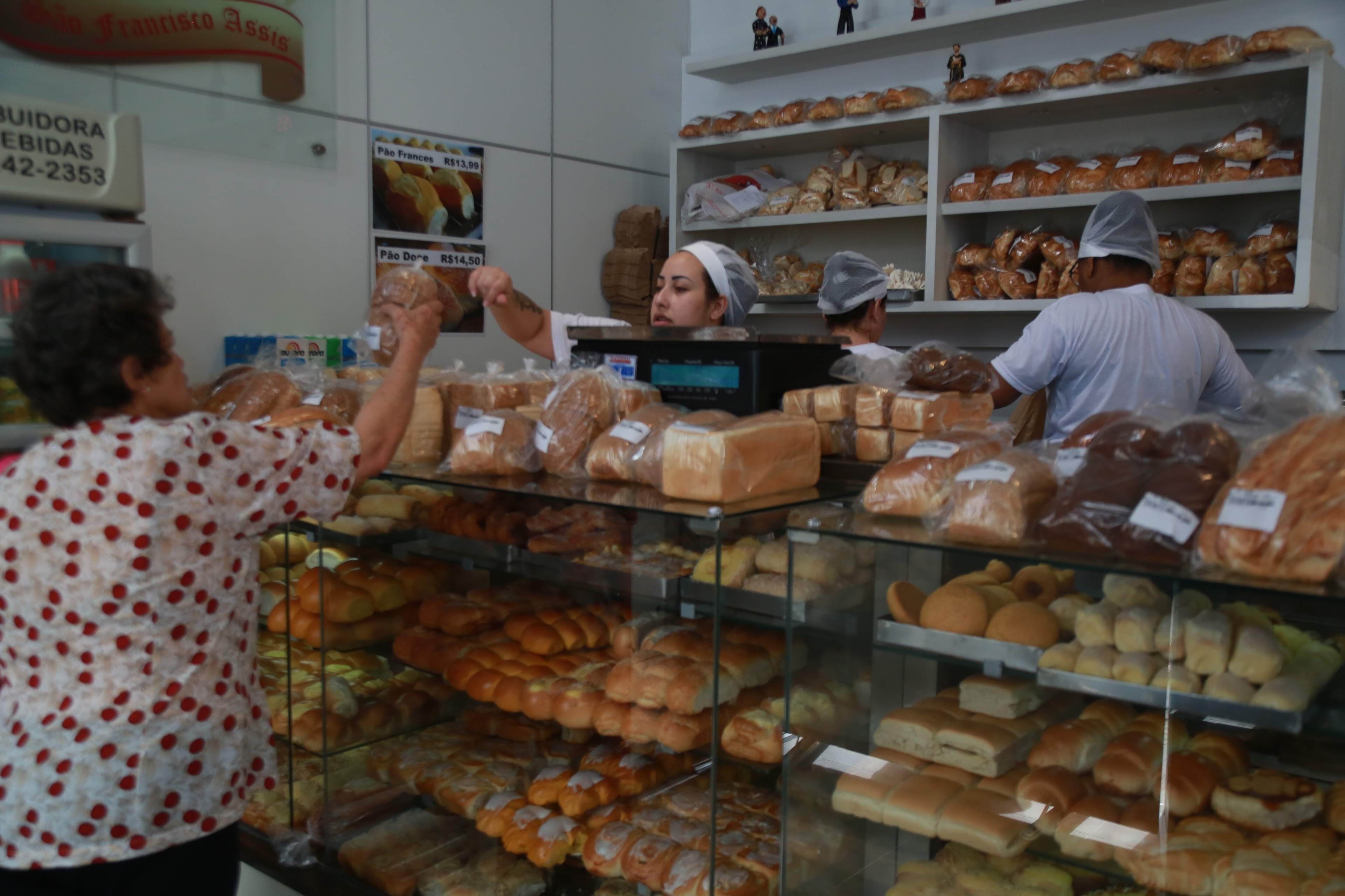 Covid: aprovados PLs sobre serviços de alimentação, CFCs e concursos públicos