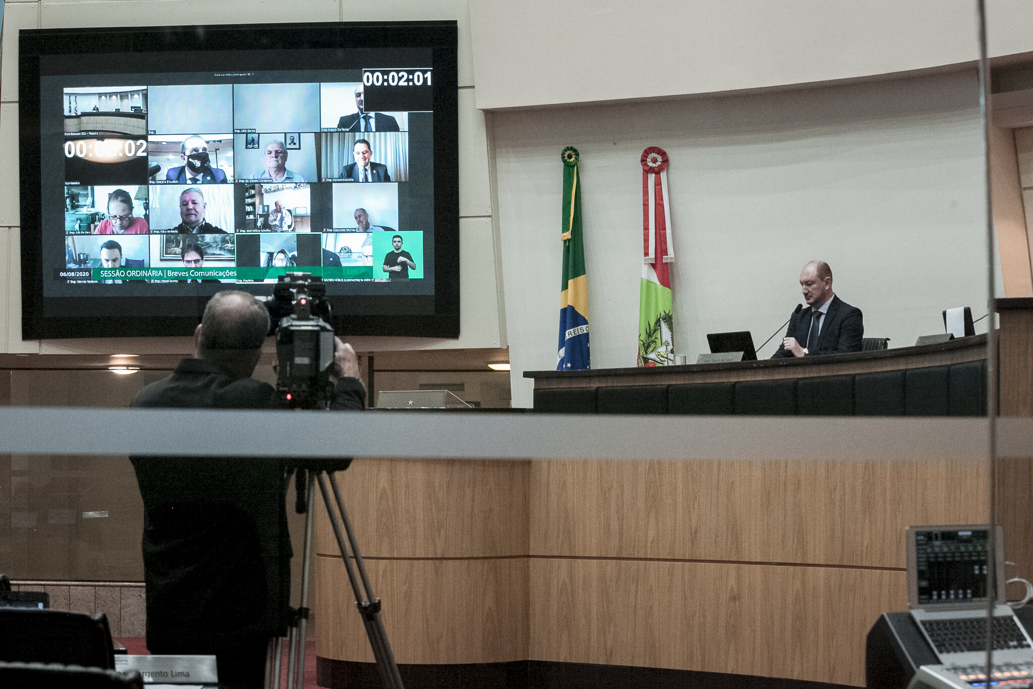 Sessão tem discursos sobre os profissionais da saúde e o impeachment
