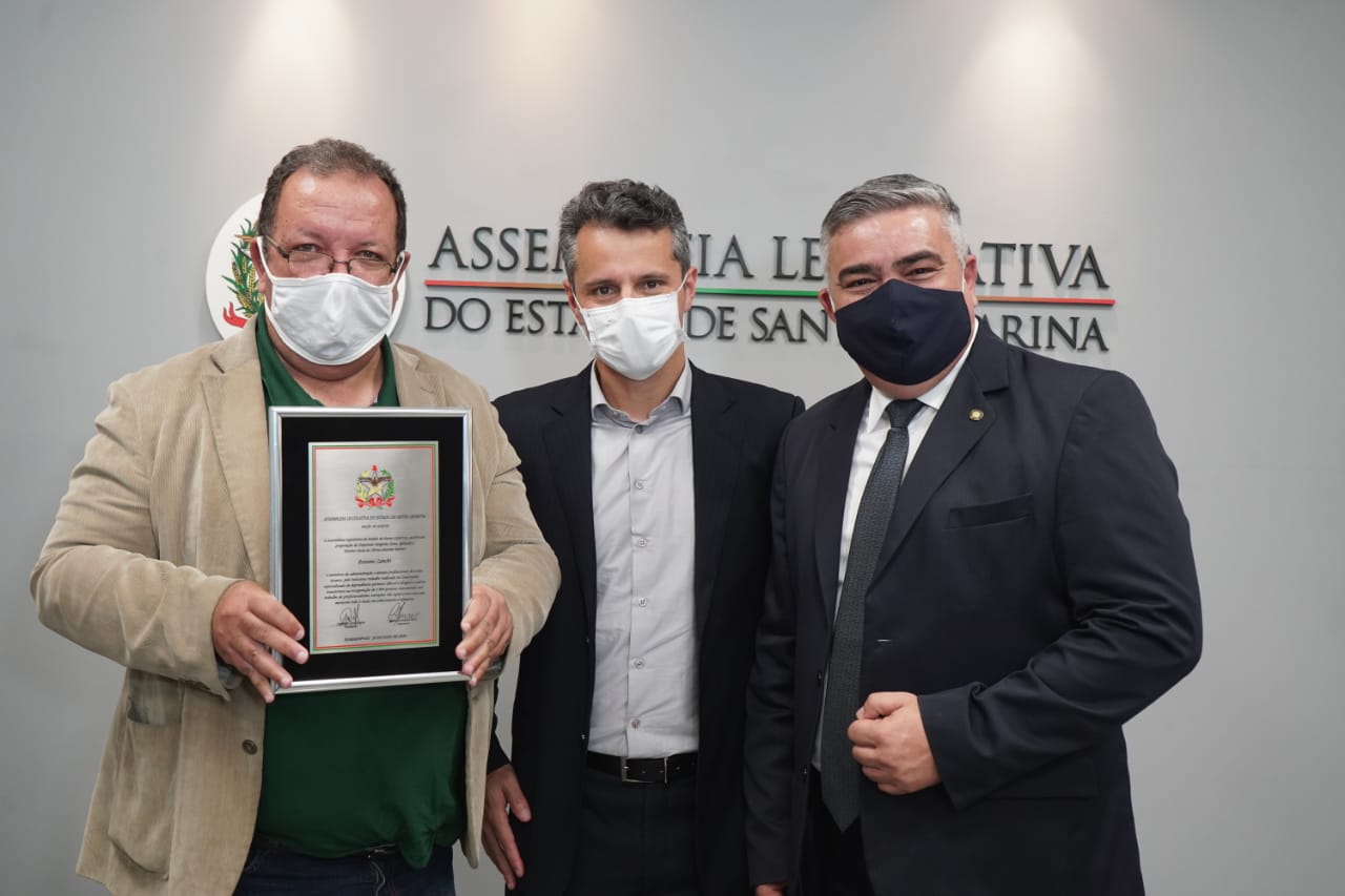 HOMENAGEM – Deputado Sargento Lima homenageia a Clínica Reviver de Ibicaré