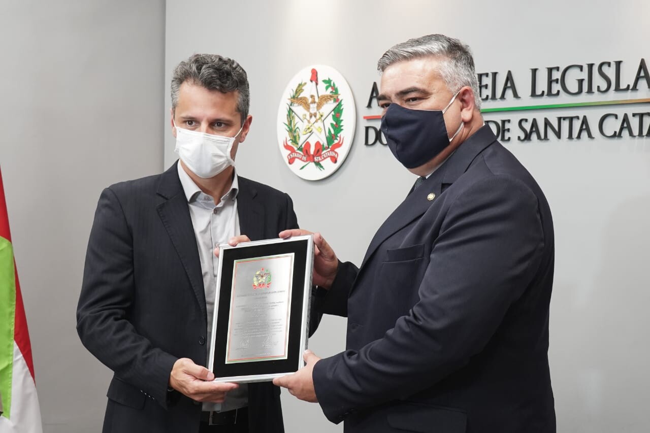 Clínica Reviver de Ibicaré é homenageada pela Assembleia