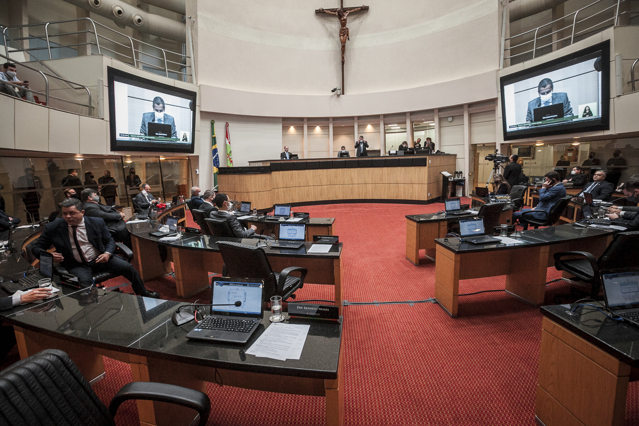 Plenário apela para Celesc adiar aumento e faz defesa da liberdade de expressão