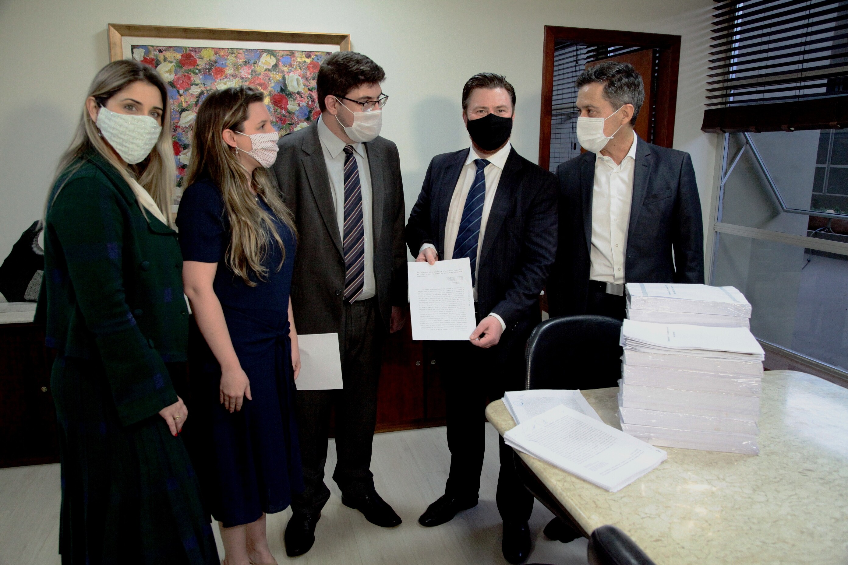 Assembleia recebe novo pedido de impeachment contra Moisés e Daniela
