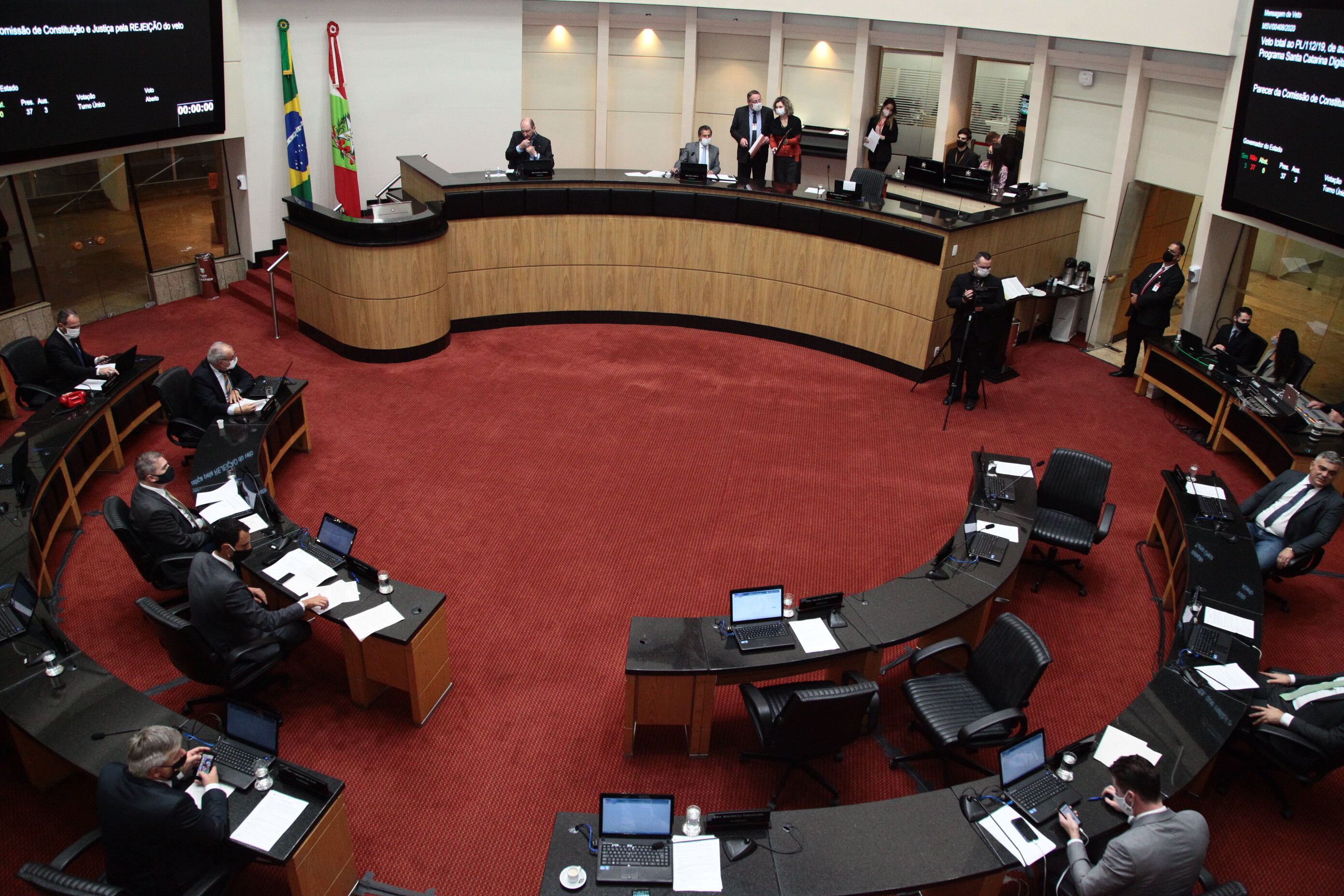 Pagamento pelos serviços de UTIs e retorno às aulas são destaque na sessão