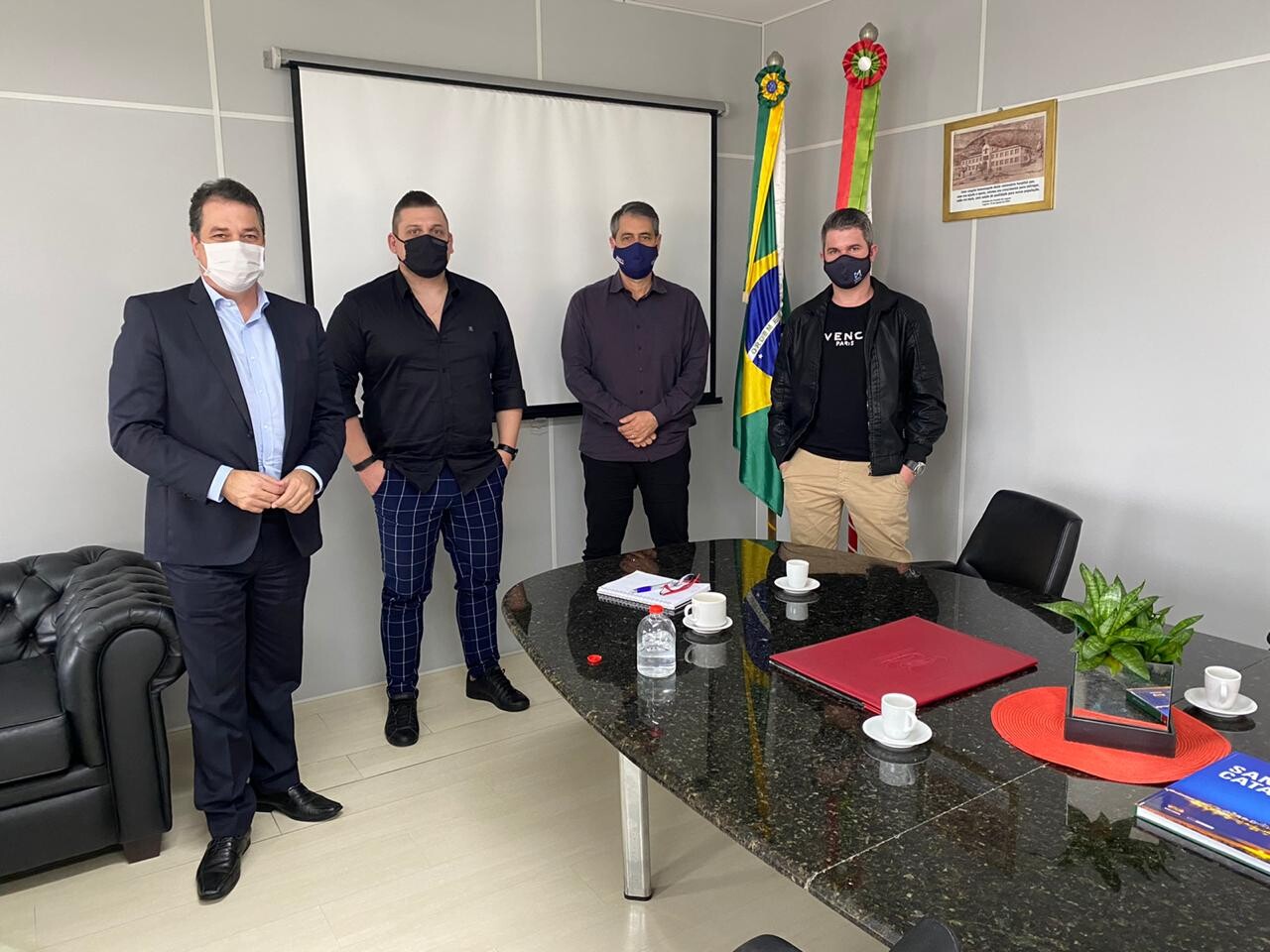 Deputado Rodrigo Minotto, secretário de Estado da Saúde, André Ribeiro, e integrantes do setor de eventos culturais
