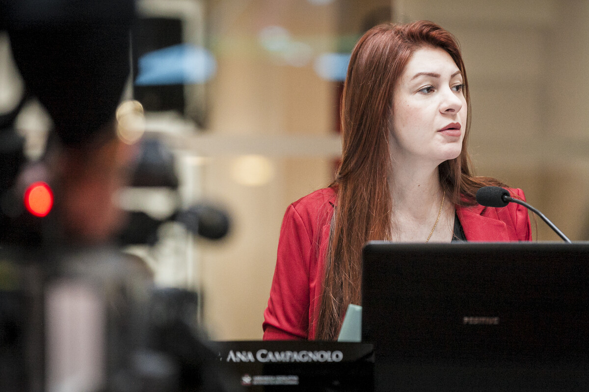 Ana defende universitária retaliada por não aceitar ideologia de gênero