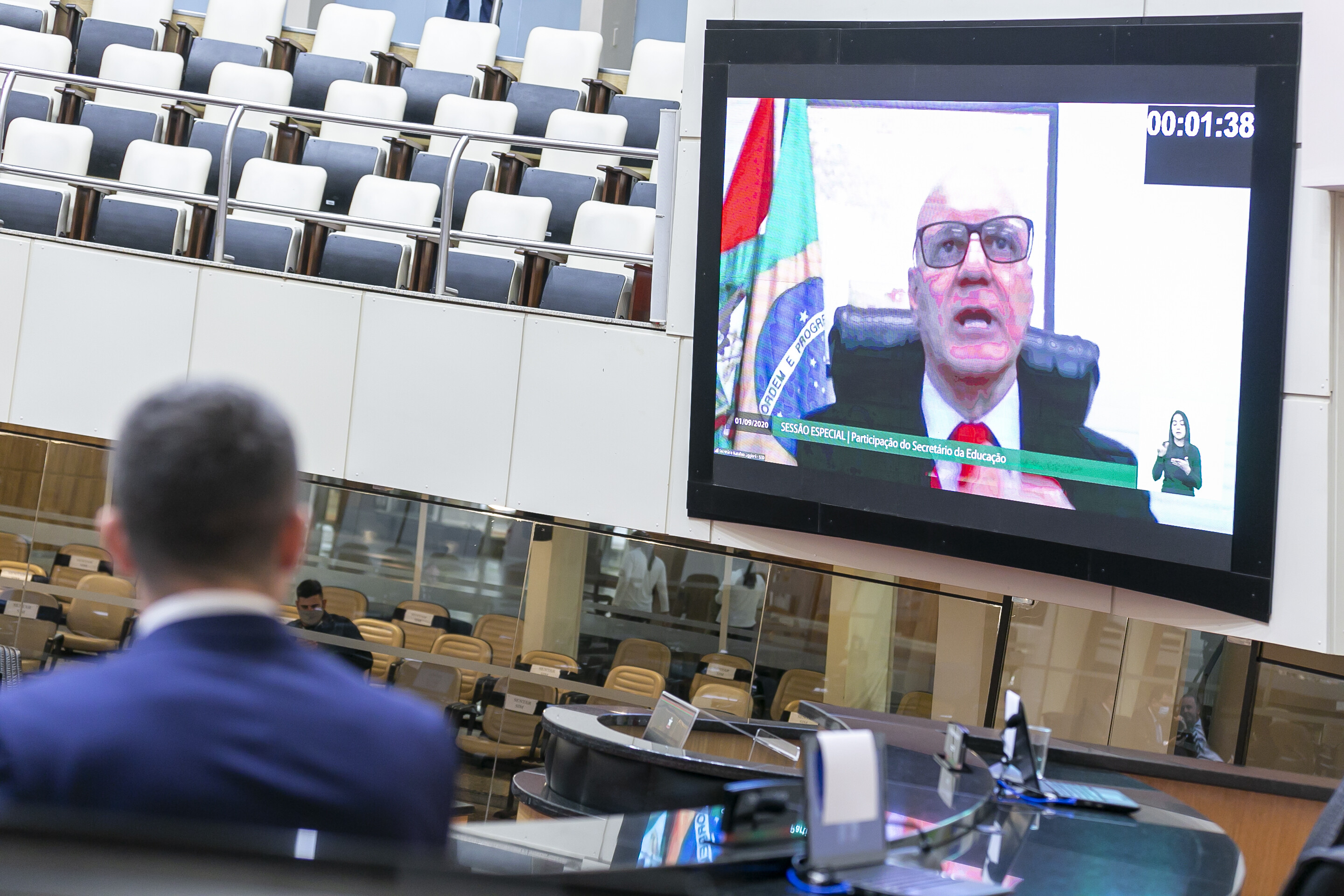 Secretário é questionado sobre retomada das aulas na rede privada