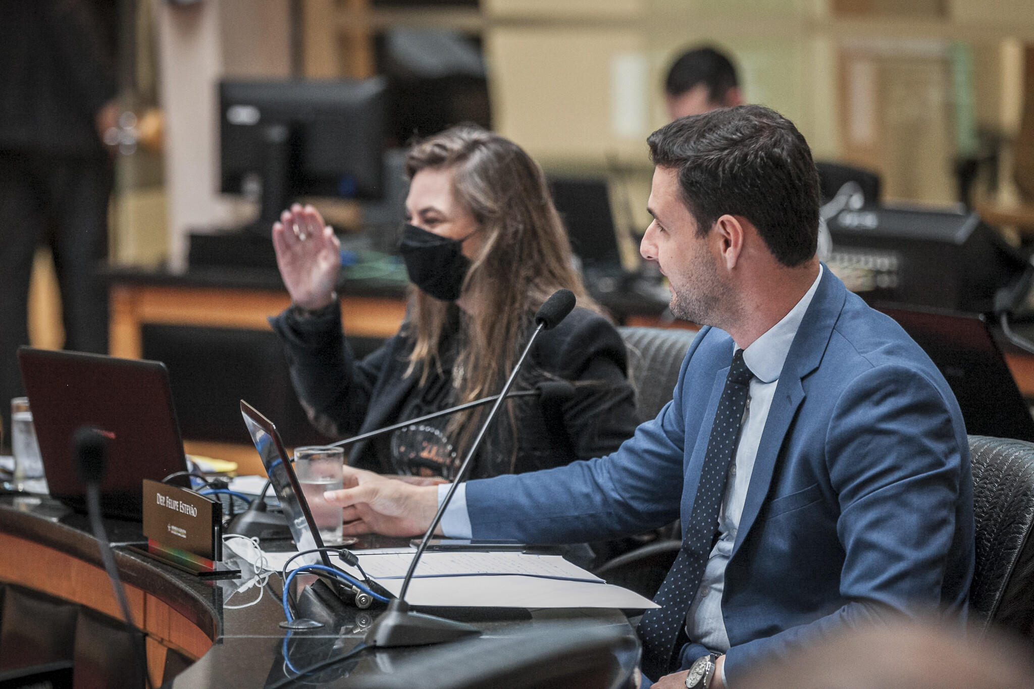 Deputada Paulinha, líder do Governo, rebateu as críticas dos colegas