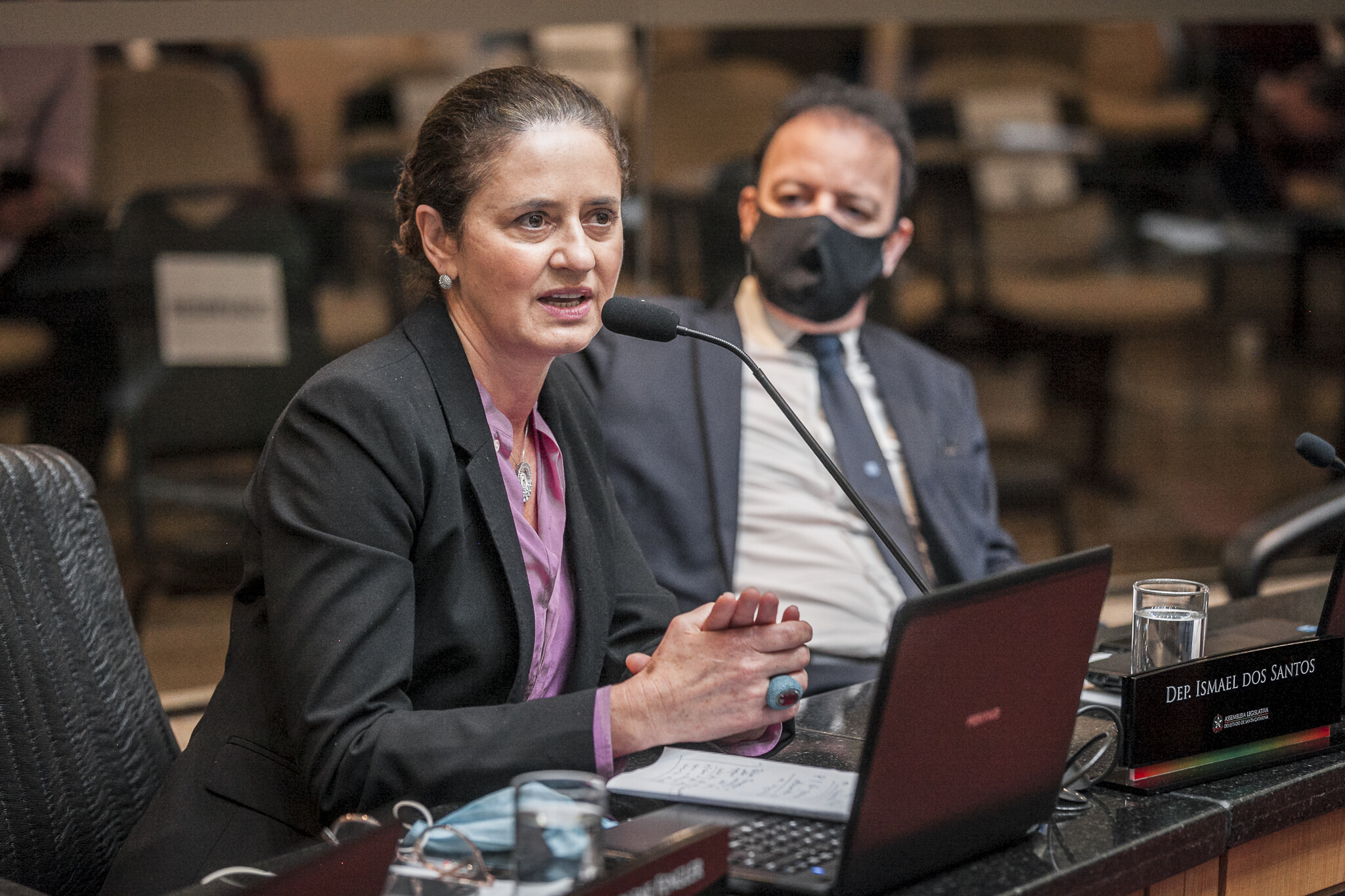 Deputada Marlene Fengler se manifesta durante a sessão que votou o impeachment