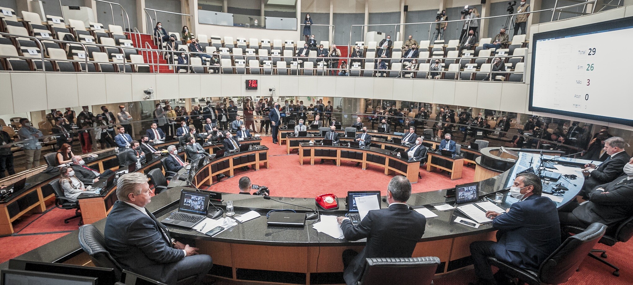 Plenário acatou denúncia contra a vice-governadora Daniela Reinehr, que pode resultar em seu impeachment.