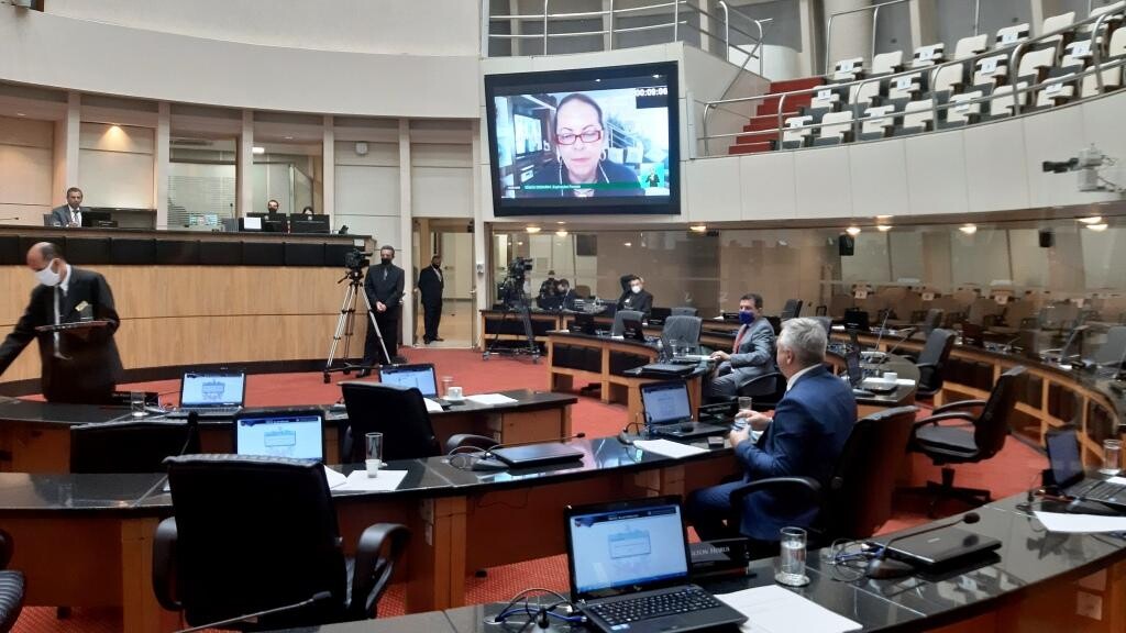 “Prefeitos e vereadores são a base da democracia”, diz Ada