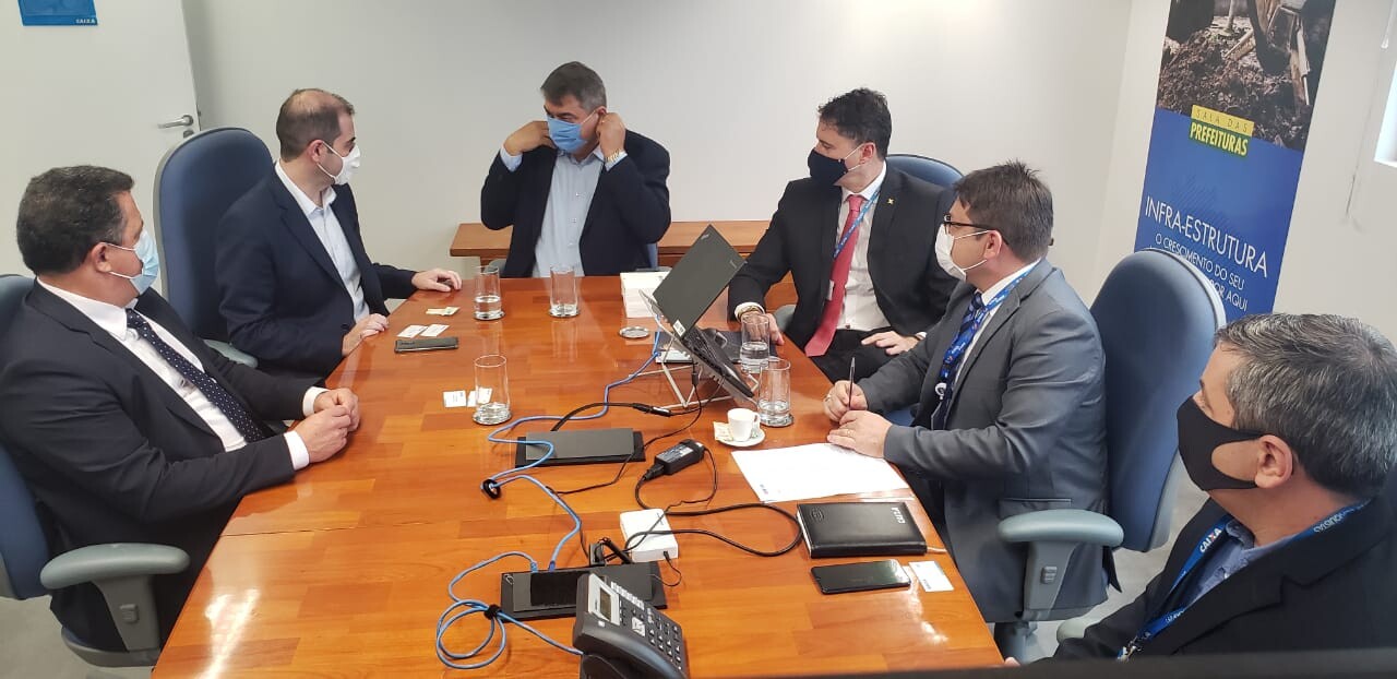 Deputados Ivan Naatz e Carlos Chiodini estiveram em reunião com a Superintendência Executiva Regional da Caixa, em Florianópolis FOTO: Divulgação