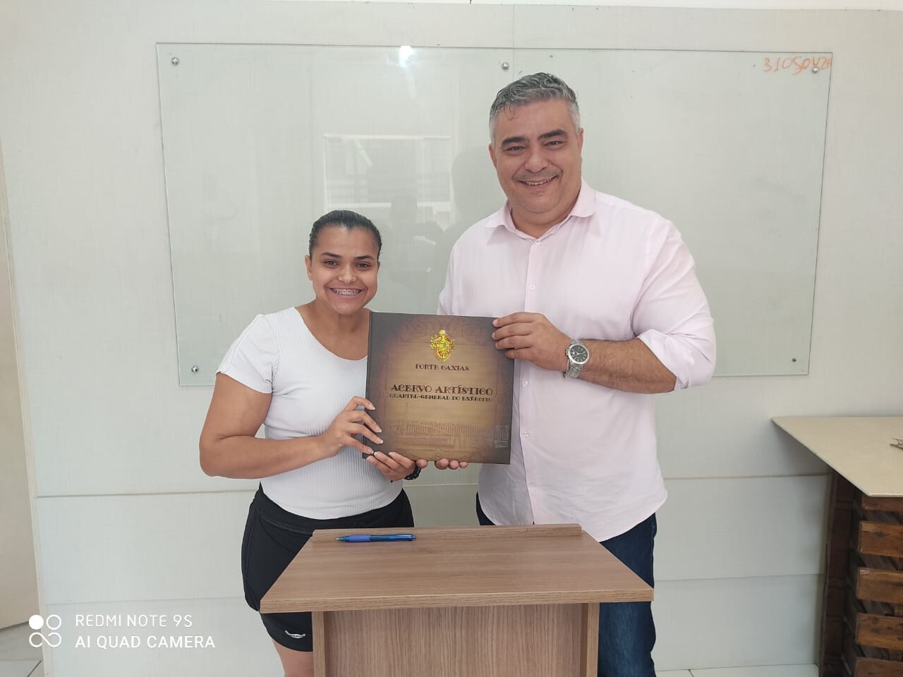 Deputado Sargento Lima entrega a moção de aplauso à cantora