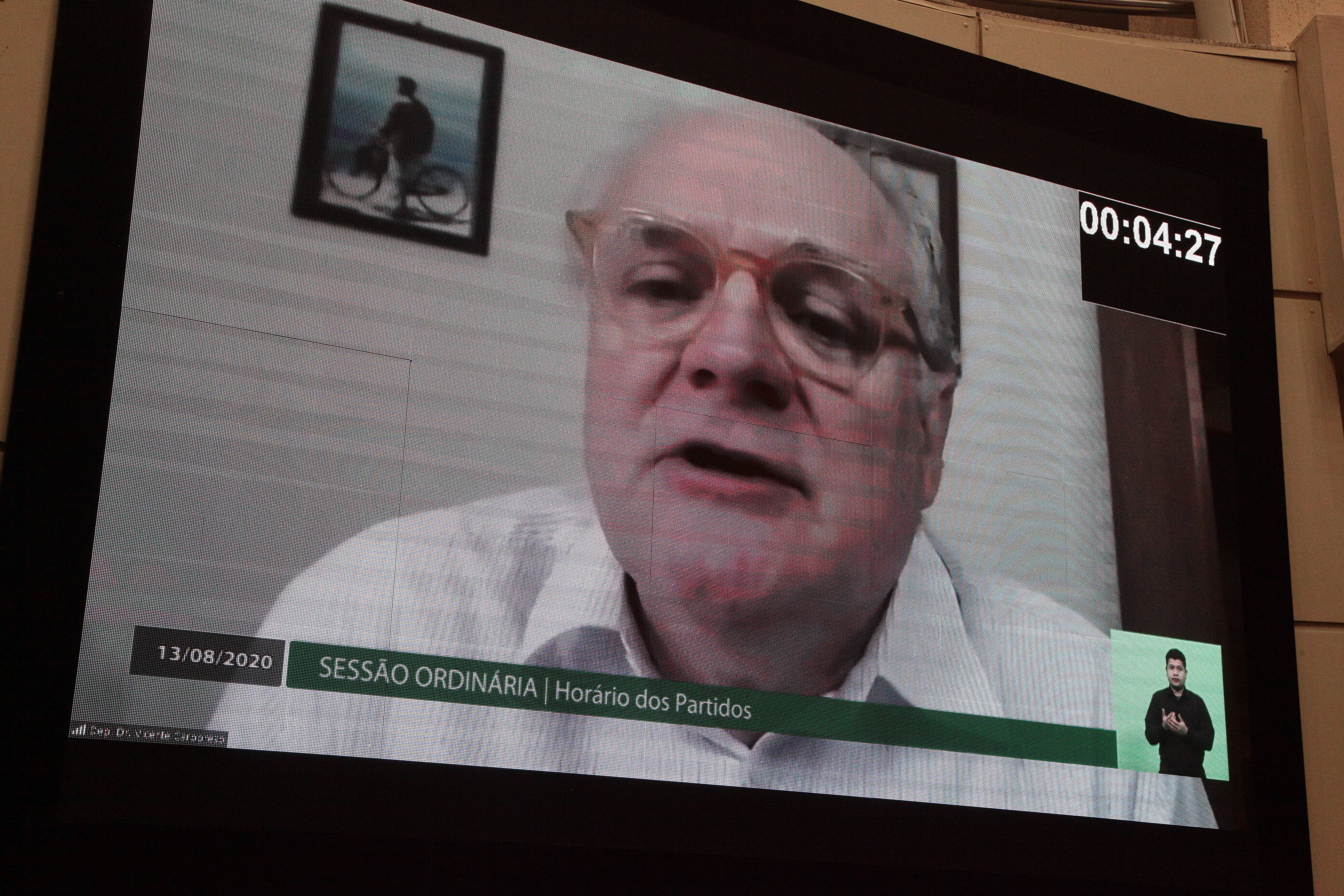 Dr. Vicente critica e apela que governo federal reveja posição sobre vacinação