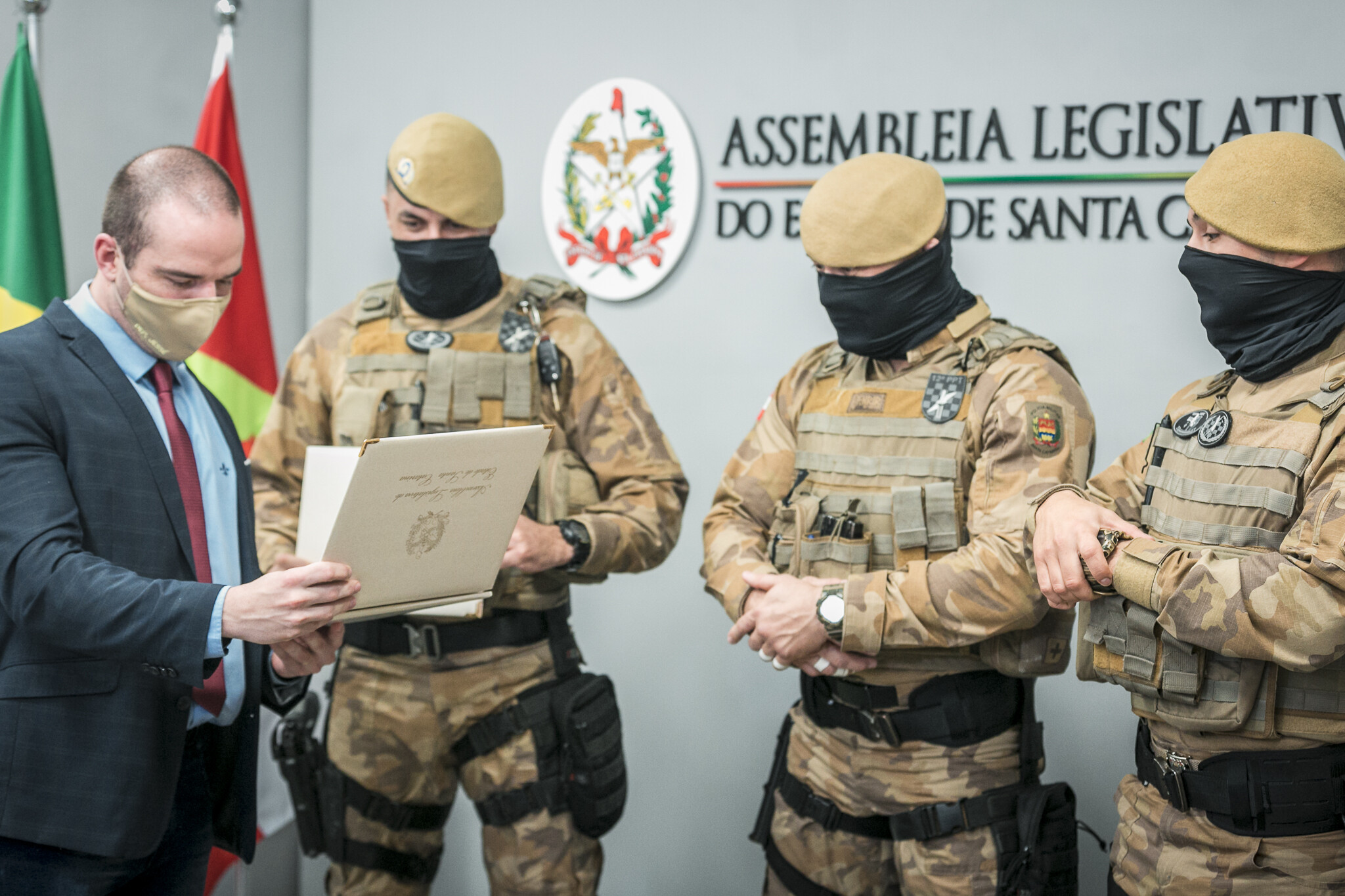 Soldados da PM de Tijucas recebem moção de aplauso