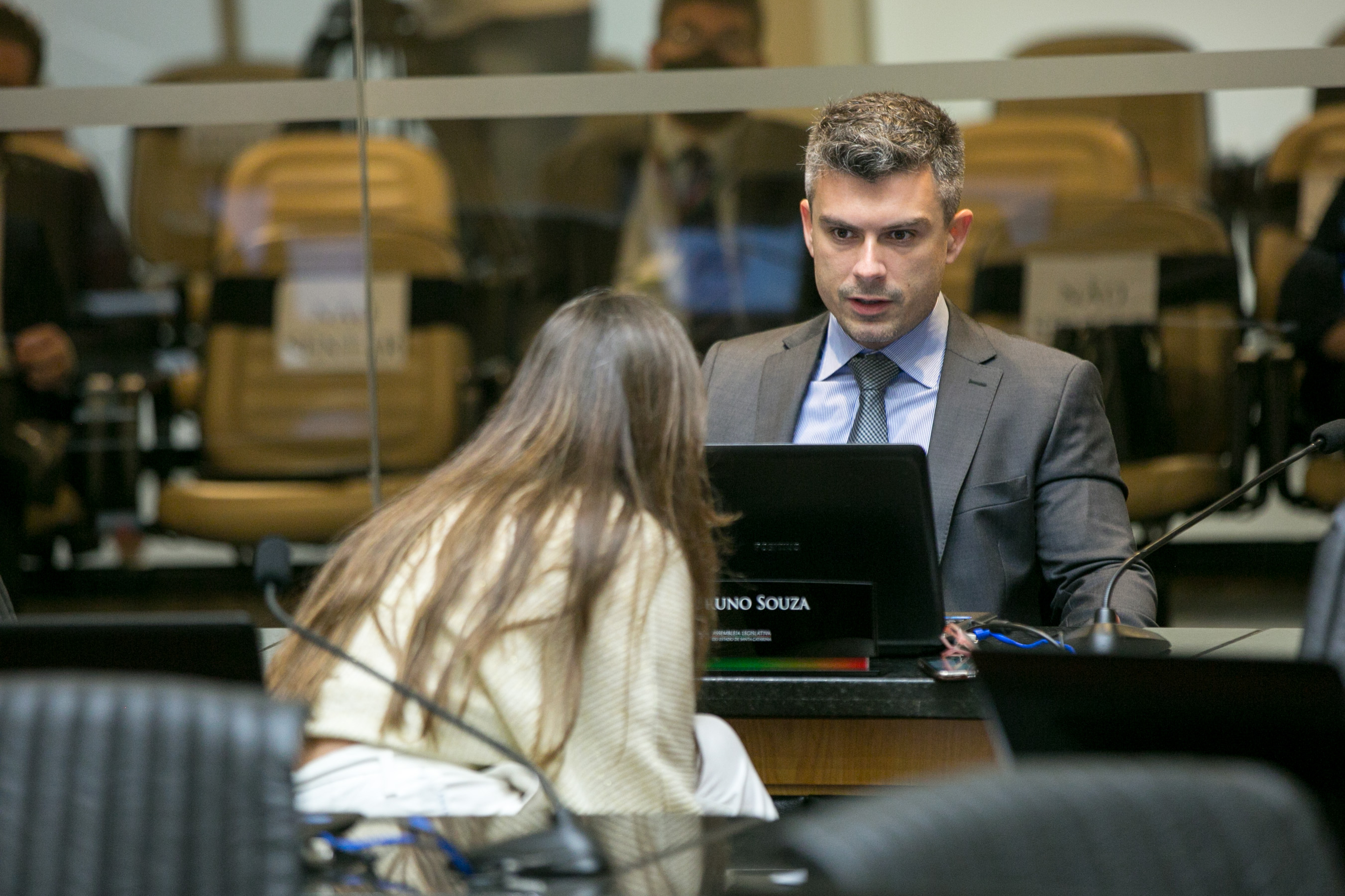 Deputado Bruno Souza (NOVO) e Deputada Paulinha (PDT)