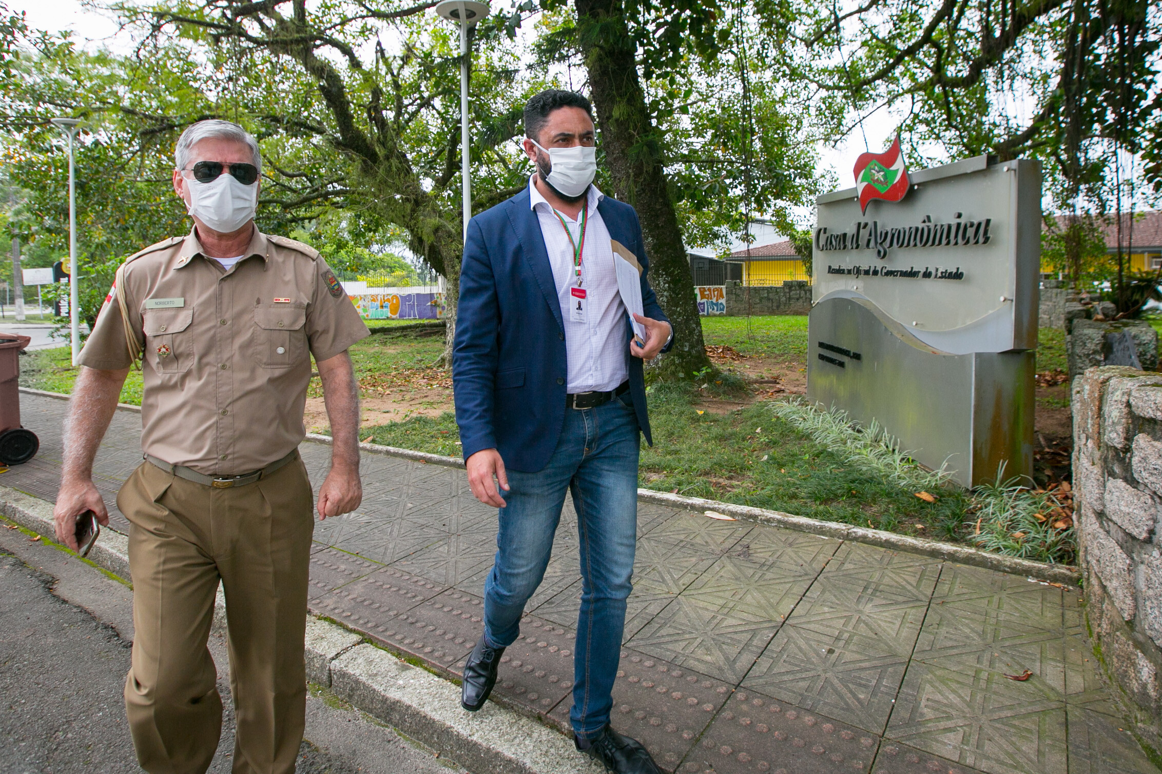 Representantes da Alesc chegam à Casa d'Agronômica para notificar o governador