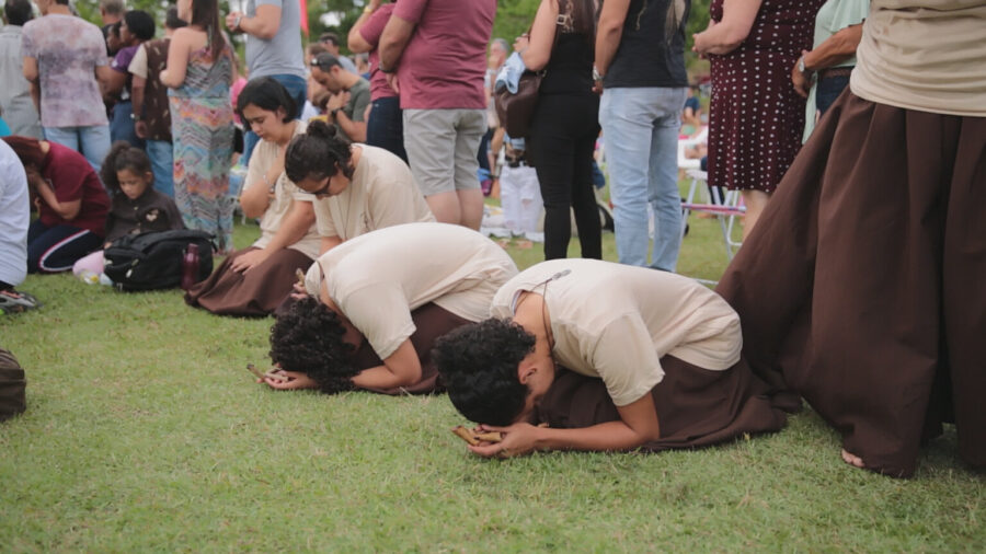 Fiéis rezam durante a missa que deu início ao processo de beatificação de padre Léo, em março deste ano