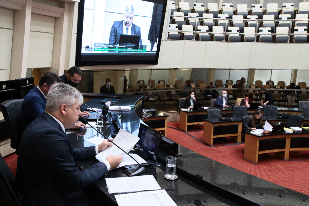 Comissão aprova impeachment do governador e isenta vice