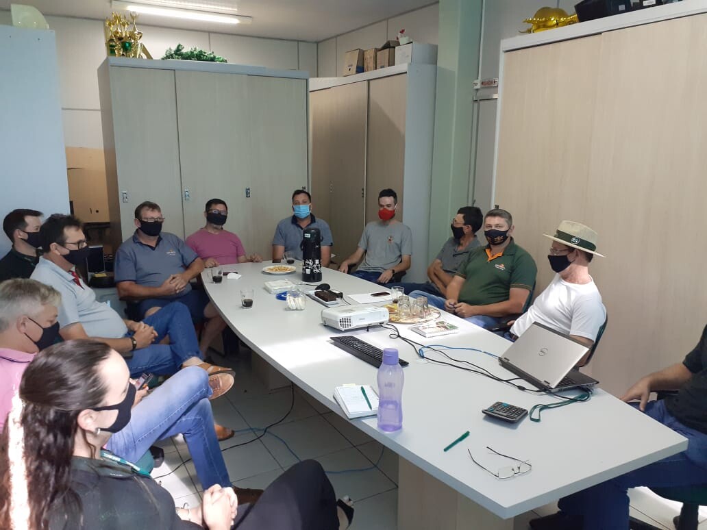 Fabiano da Luz (PT) em reunião na sede da CRESOL em Pinhalzinho. Foto: assessoria parlamentar.