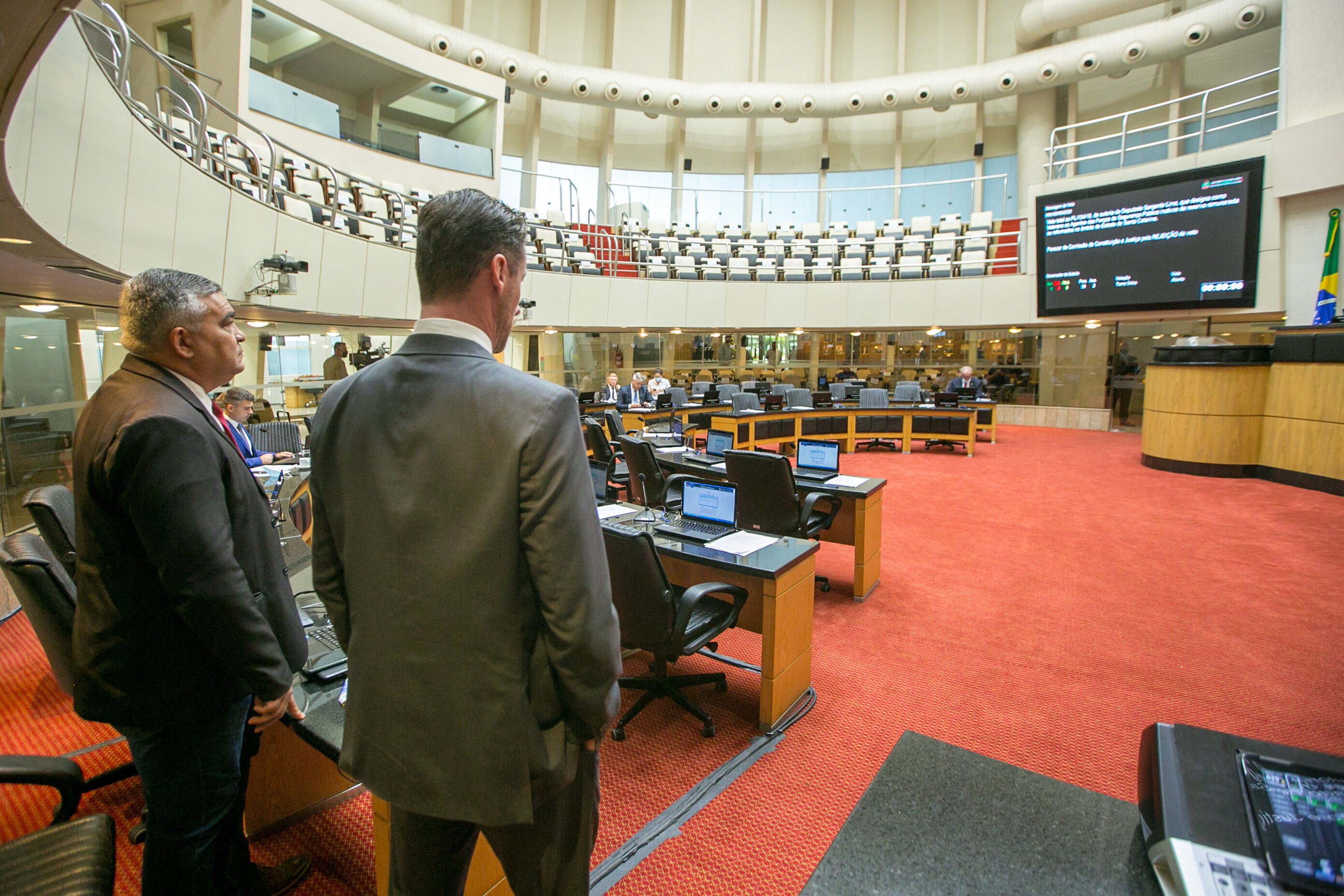 Plenário derruba dois vetos governamentais