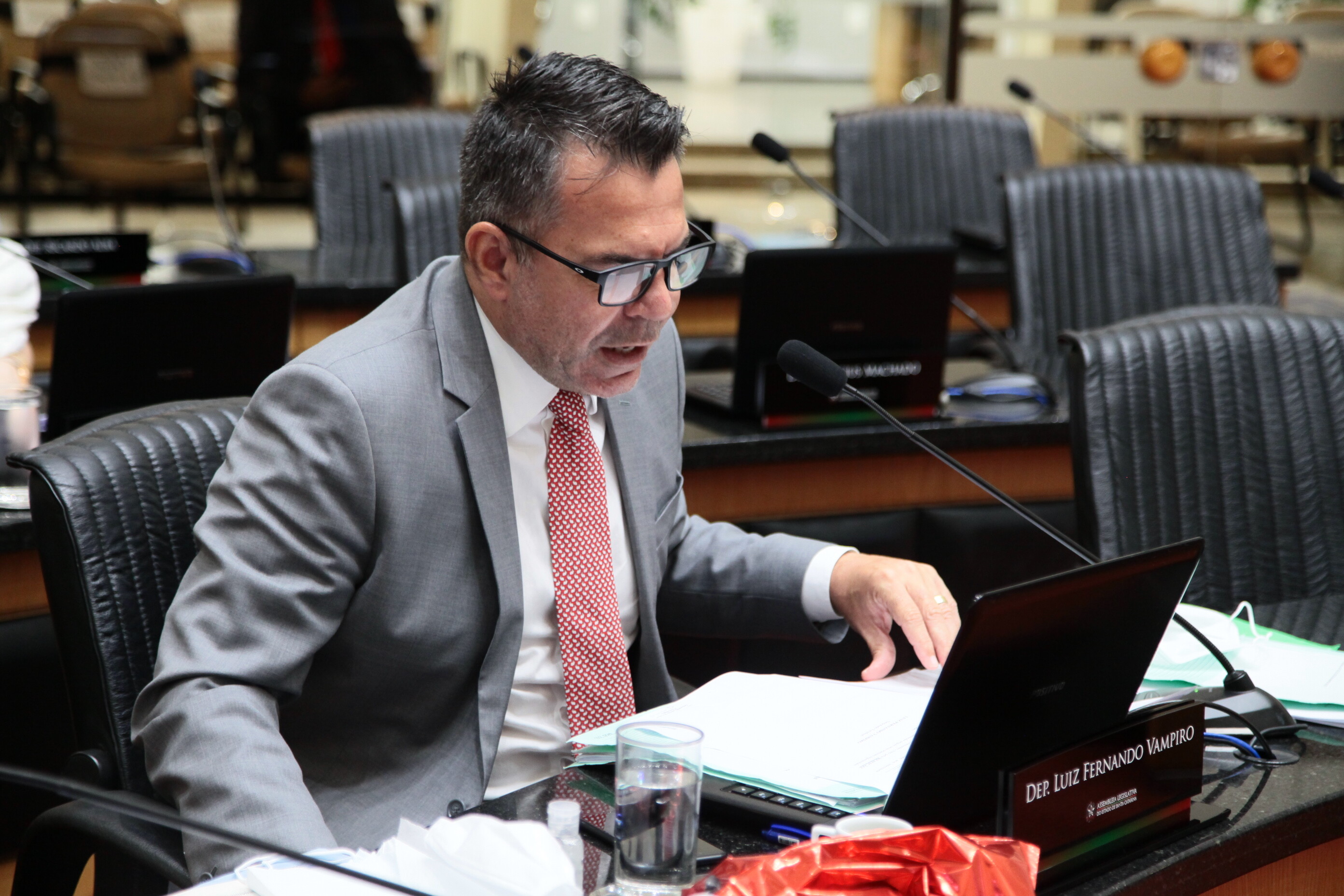 Deputado Luiz Fernando Vampiro na reunião da CCJ