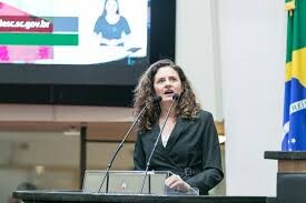 Deputada Marlene Fengler discursa na tribuna. Foto: Agência AL.