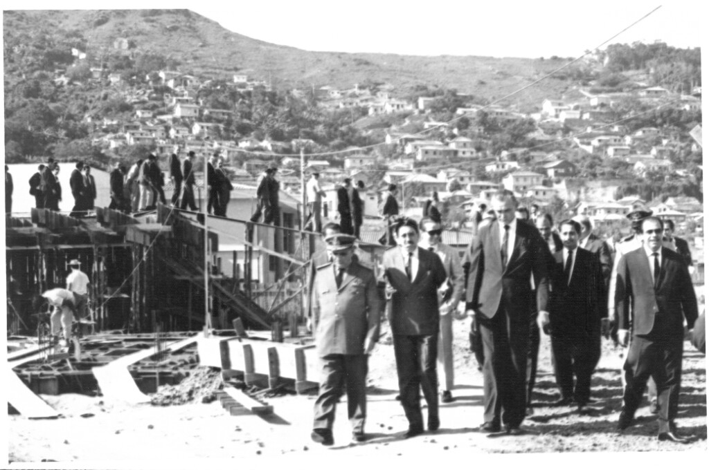 Ivo Silveira (centro) e Lecian Slovinski (d.) vistoriam o início das obras do palácio, em 1966. FOTO: Arquivo Agência AL