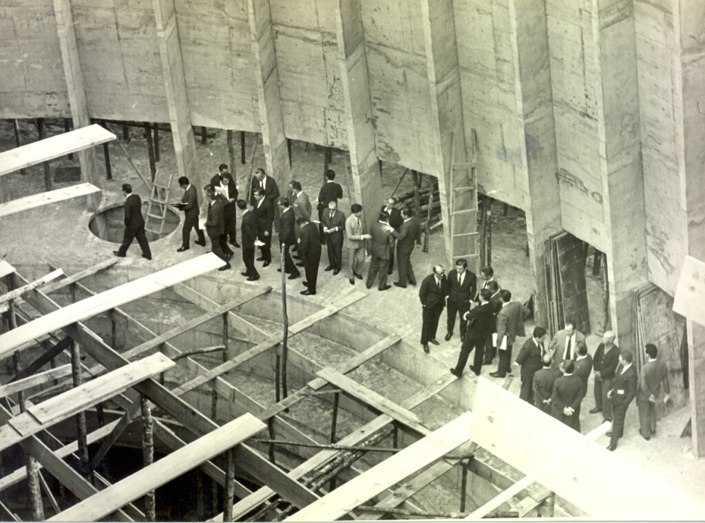 Deputados visitam as obras, já em estágio avançado; na imagem, eles estão na construção do Plenário Deputado Osni Régis. FOTO: Arquivo/Agência AL
