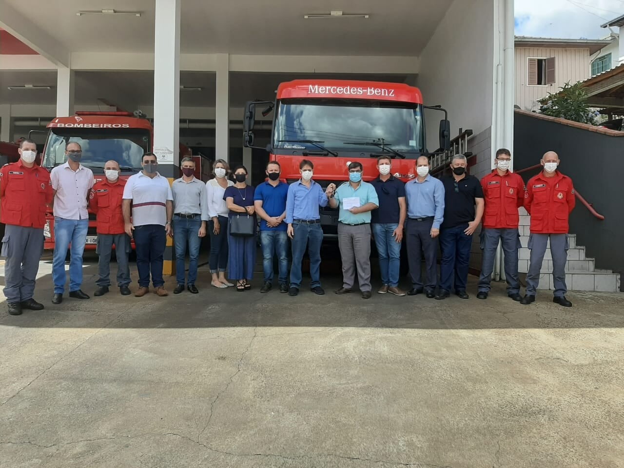 Deputado Neodi Saretta e bombeiros voluntários de Concórdia