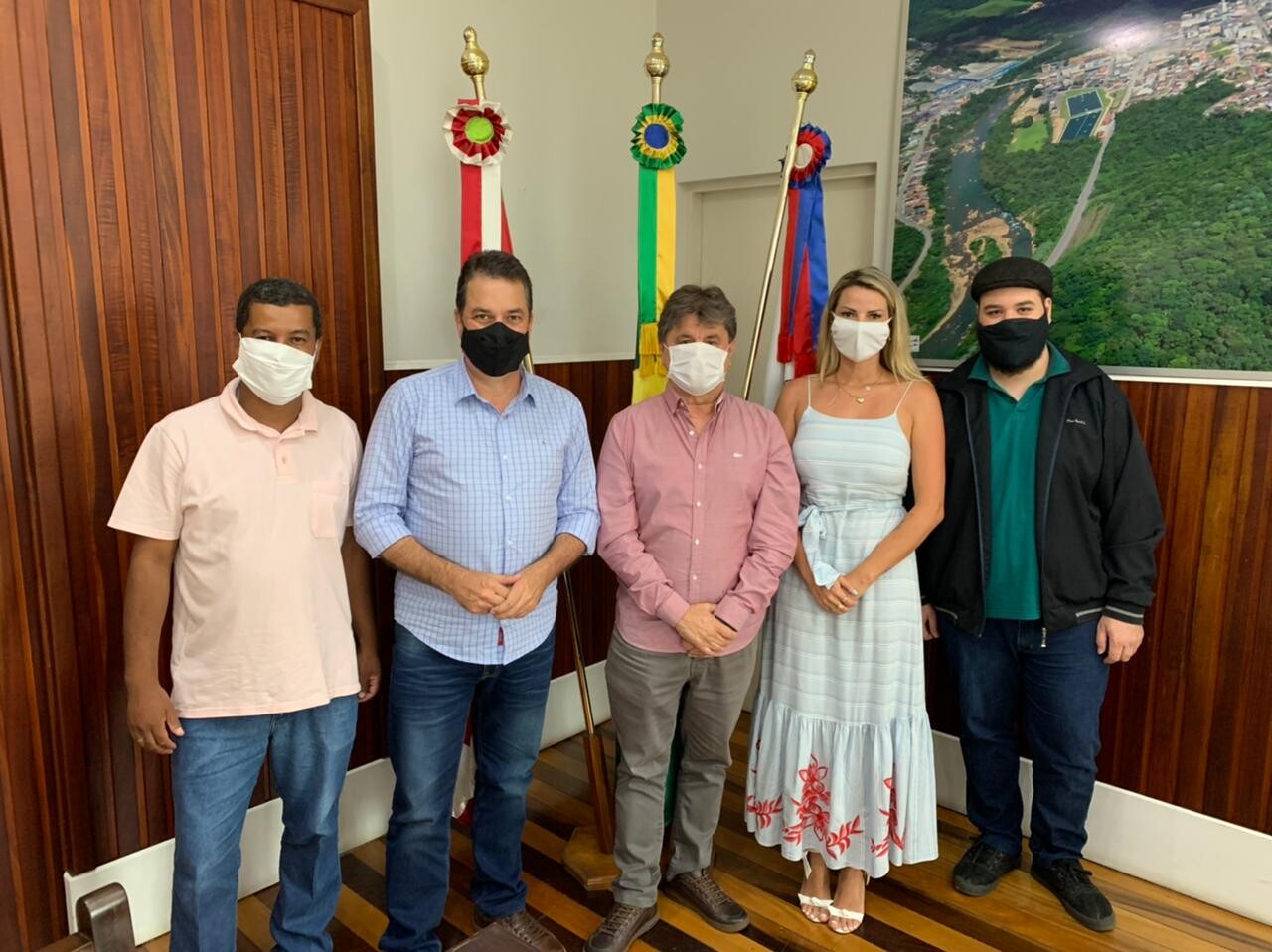 Deputado Rodrigo Minotto e autoridades de Orleans, entre elas a vereadora Mirele e o presidente do PDT local, Ricardo Cancelier. FOTO: Divulgação