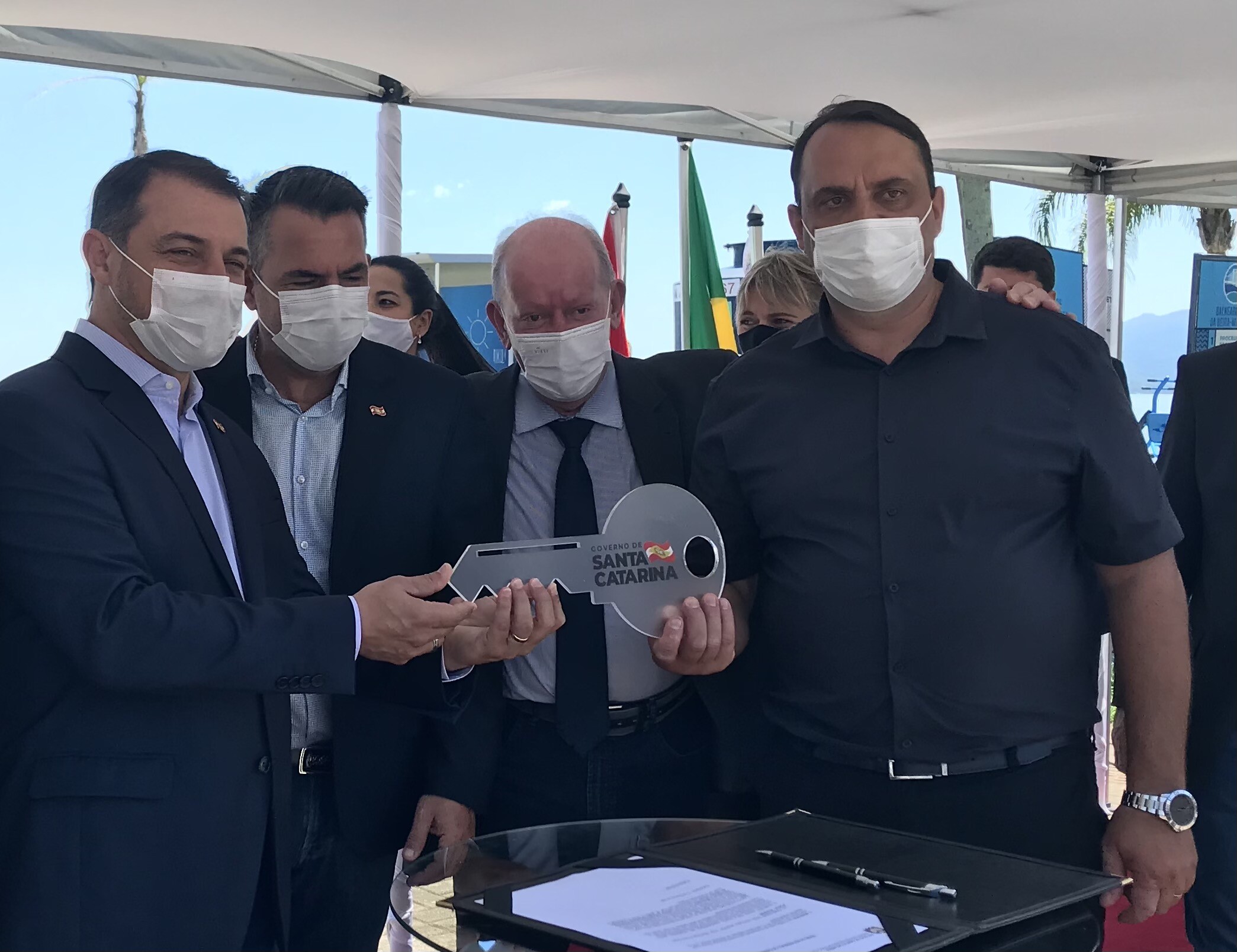 Deputado Marcos Vieira faz entrega do ônibus ao prefeito de Peritiba, Paulo Deitos, juntamente com o secretário de Educação, Vampiro, e o governador C