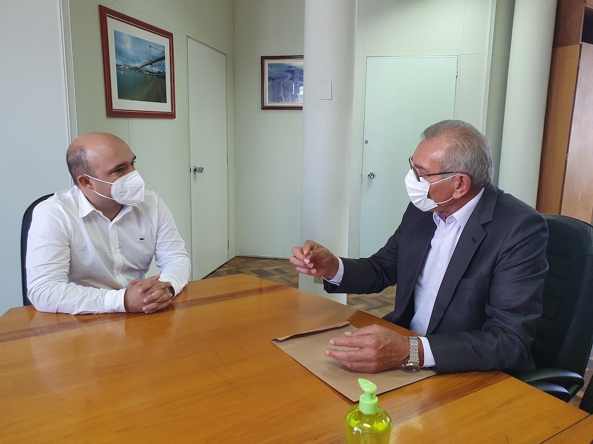 Deputado Silvio Dreveck com o secretário de Infraestrutura, Thiago Vieira. FOTO: Marcelo Fleury/Divulgação