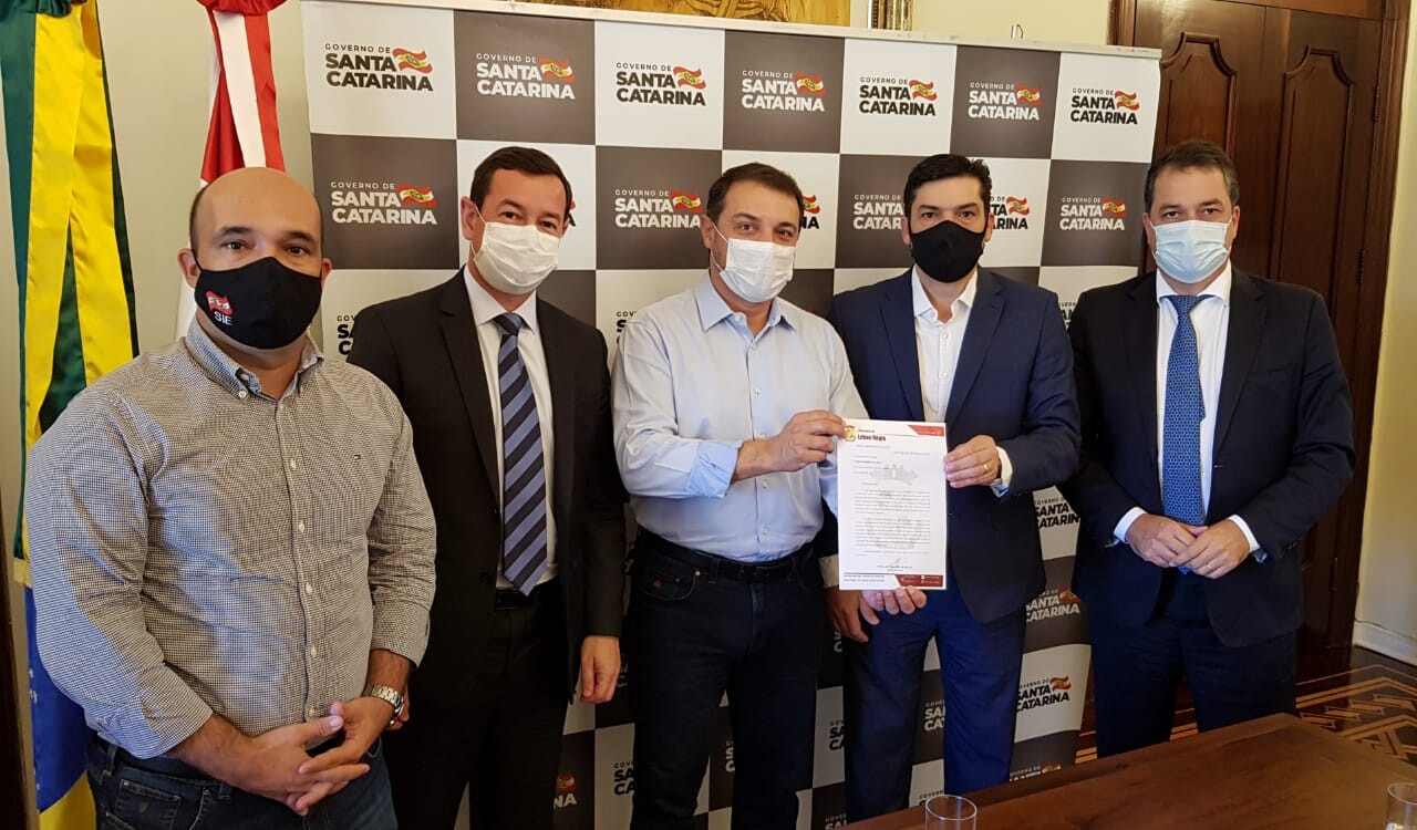 Deputado Rodrigo Minotto e prefeito de Lebon Régis, Douglas Mello, em visita à Casa d’ Agronômica
