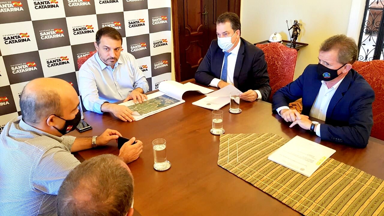 Deputado Rodrigo Minotto, prefeito de Nova Veneza, Rogério Frigo, governador Carlos Moisés e secretário de Infraestrutura, Thiago Vieira