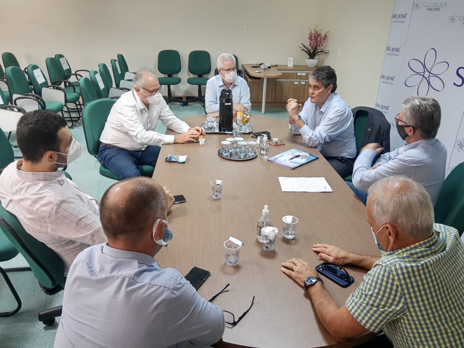 Deputado Dr. Vicente e autoridades em reunião em Jaraguá do Sul