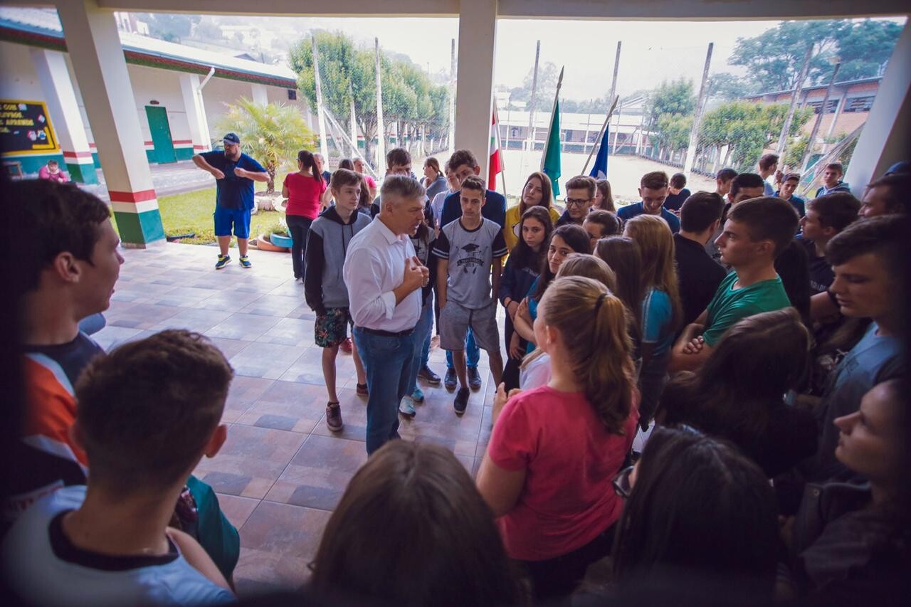 No final de 2019, Fabiano da Luz visitou a Escola Professor Luiz Sanchez Bezerra da Trindade e conversou com os estudantes. FOTO: Eliéser Donhauser∕Di