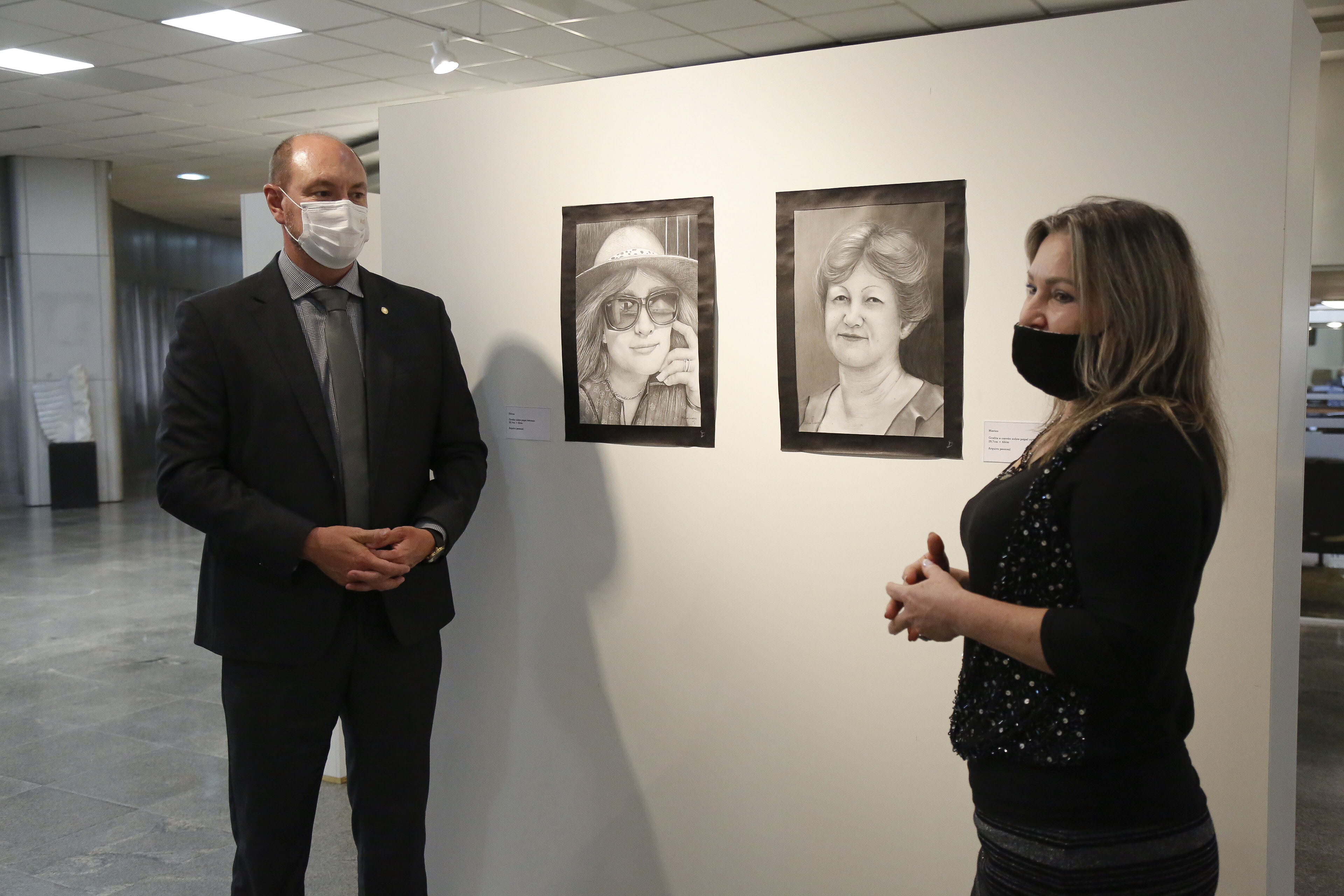 Deputado Mauro de Nadal e os retratos em grafite de Dilva Camargo e Maria Izabel de Nadal, mãe do parlamentar