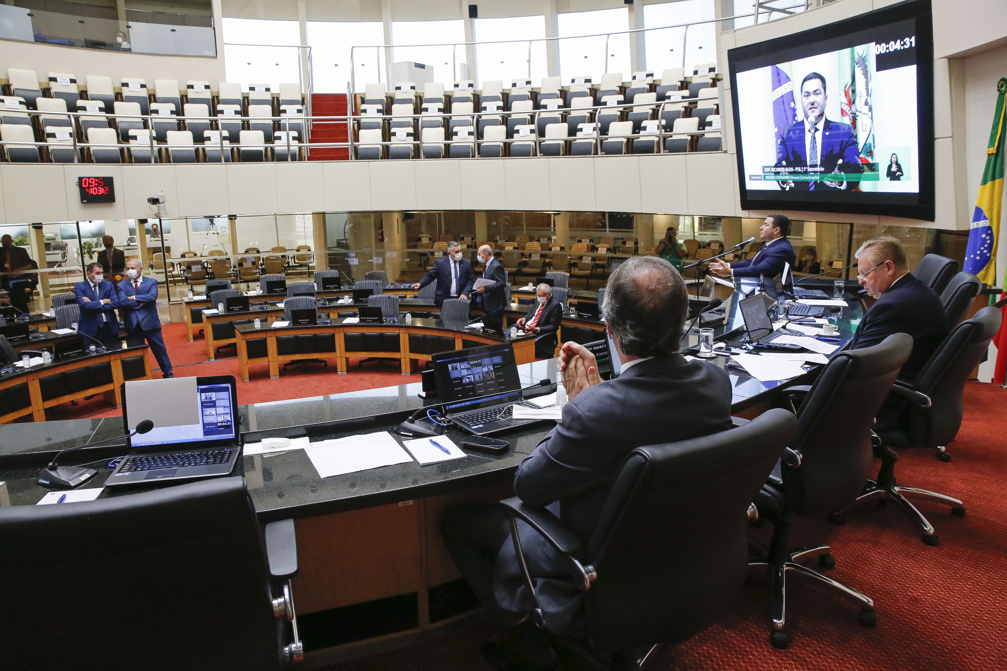 Deputados criticam lockdown e politização do combate à pandemia