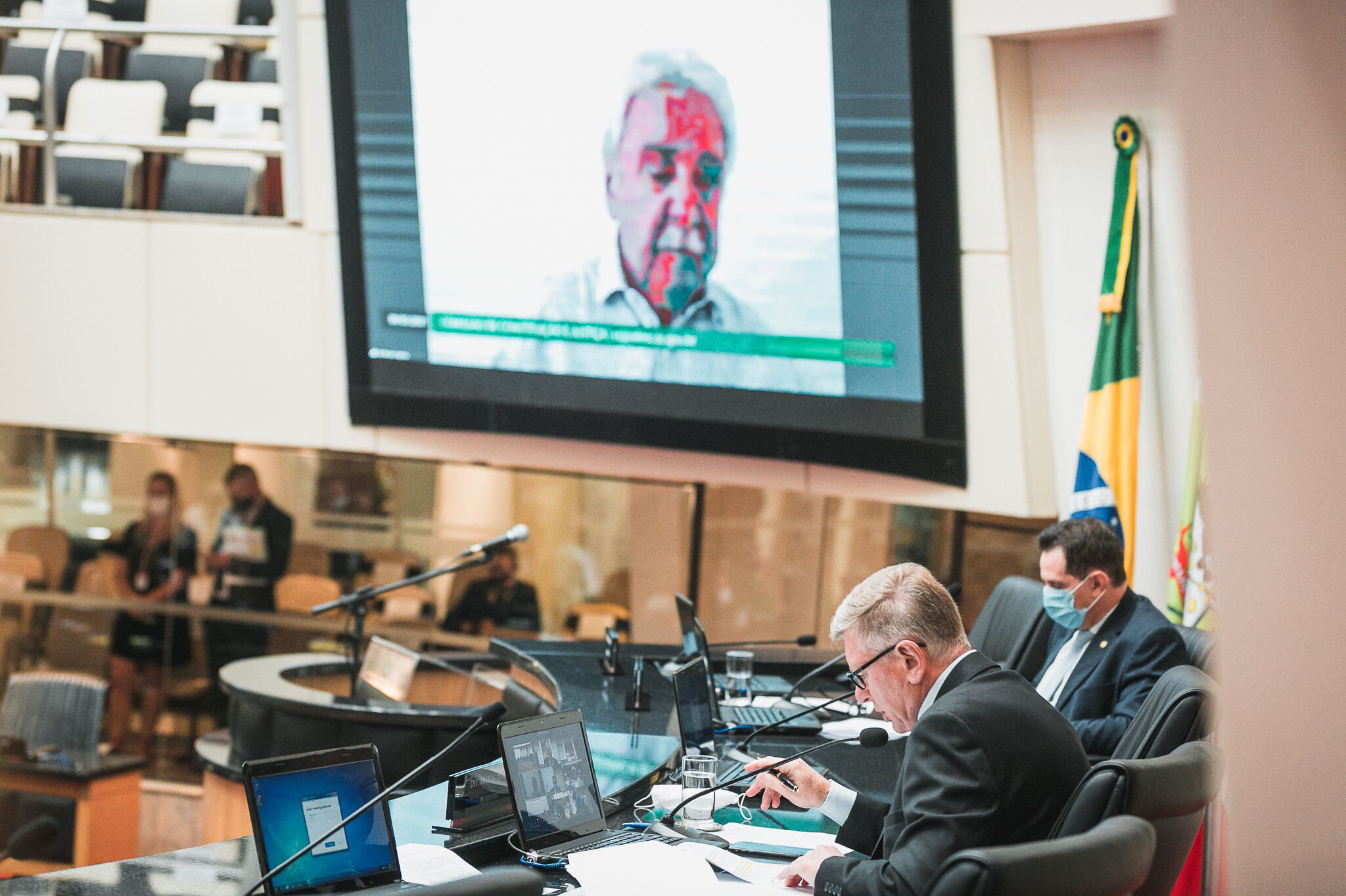 CCJ aprova PL que autoriza Executivo a fazer compra direta de vacina contra Covid