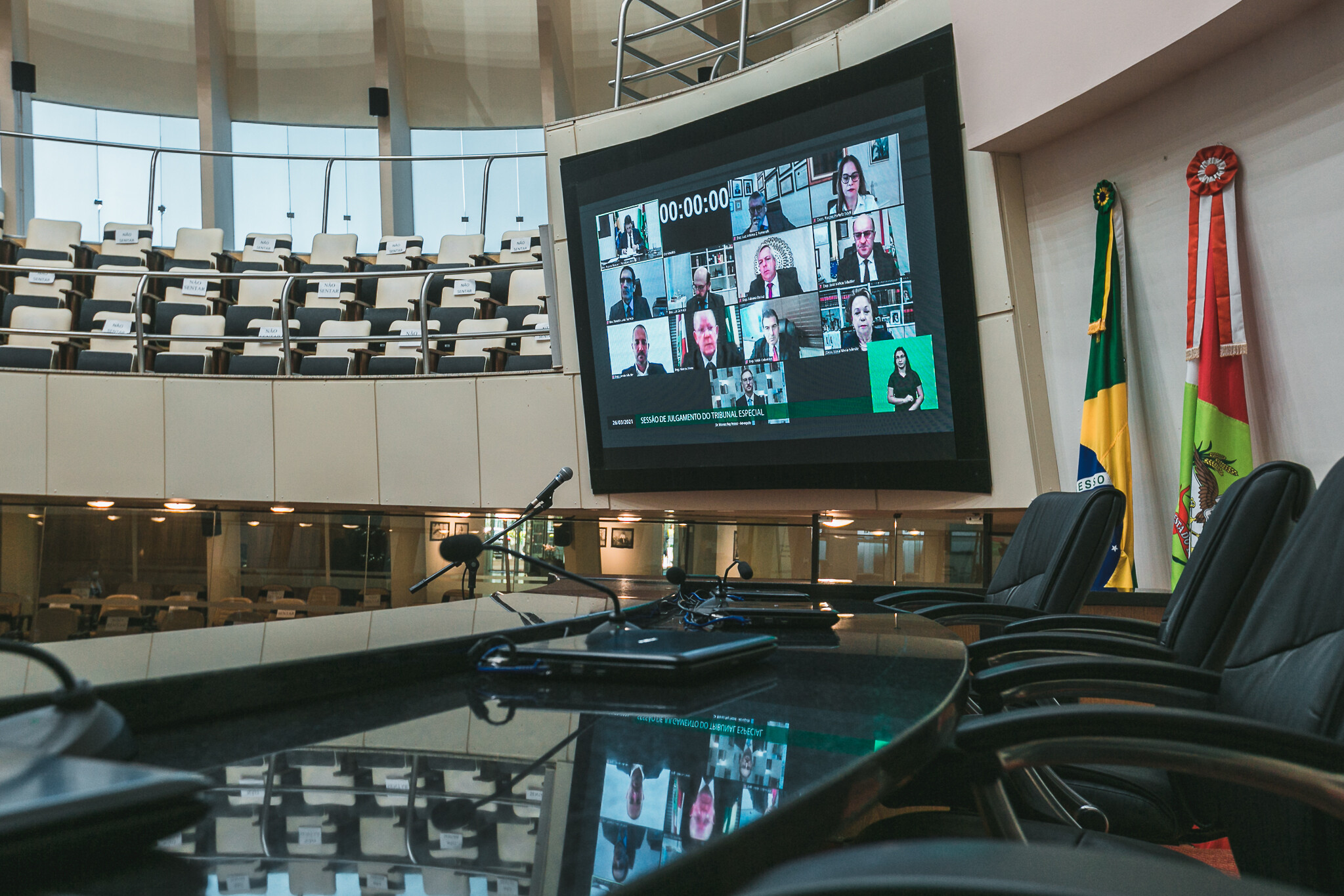 Presidente descarta suspensão da sessão; advogados se manifestam