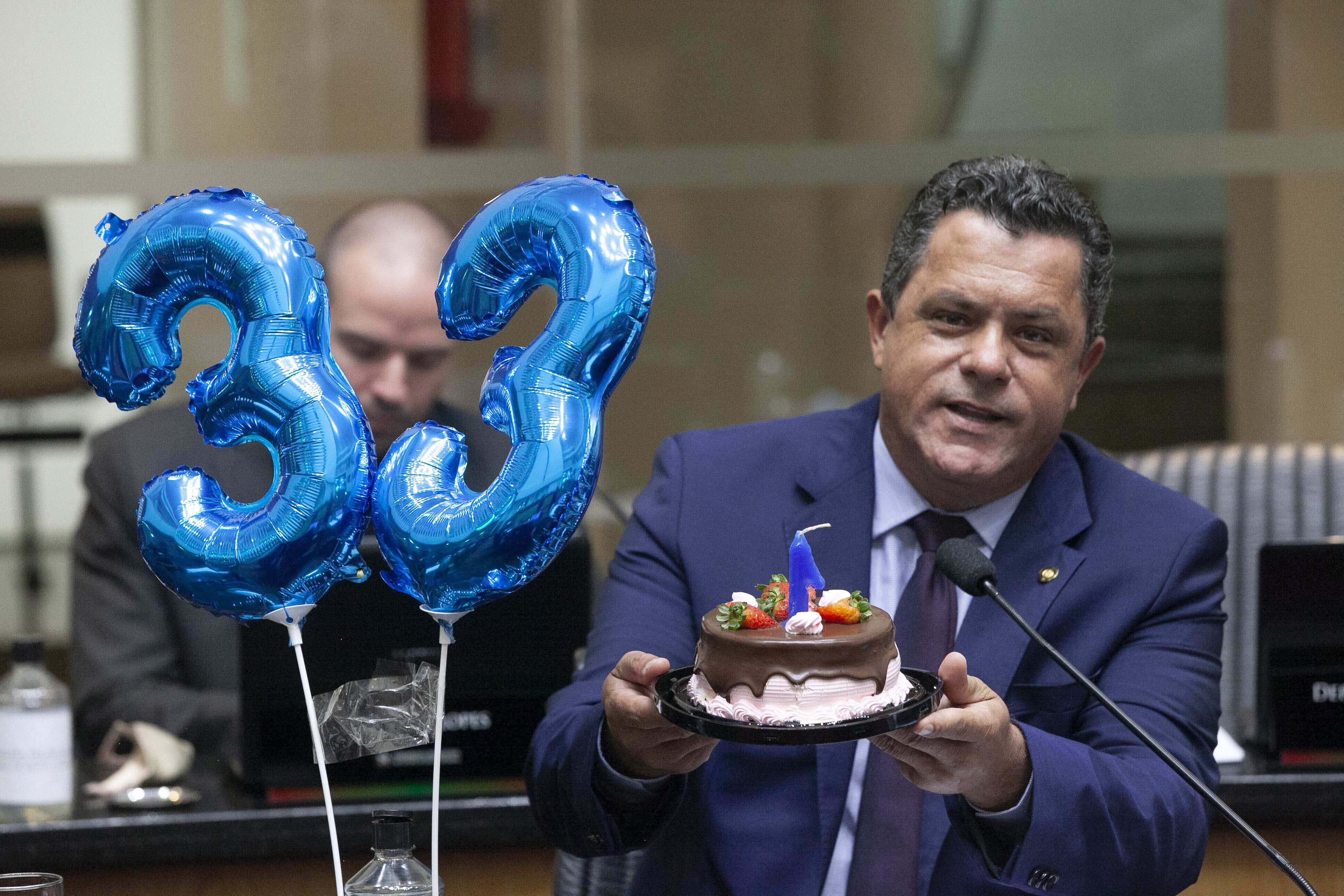 Deputado Ivan Naatz levou  ao plenário um “bolo comemorativo para criticar o  primeiro aniversário da compra dos 200 respiradores por parte do governo
