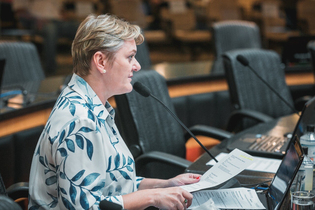 “A gente tem recursos parados e pessoas sem renda”, cobrou Luciane